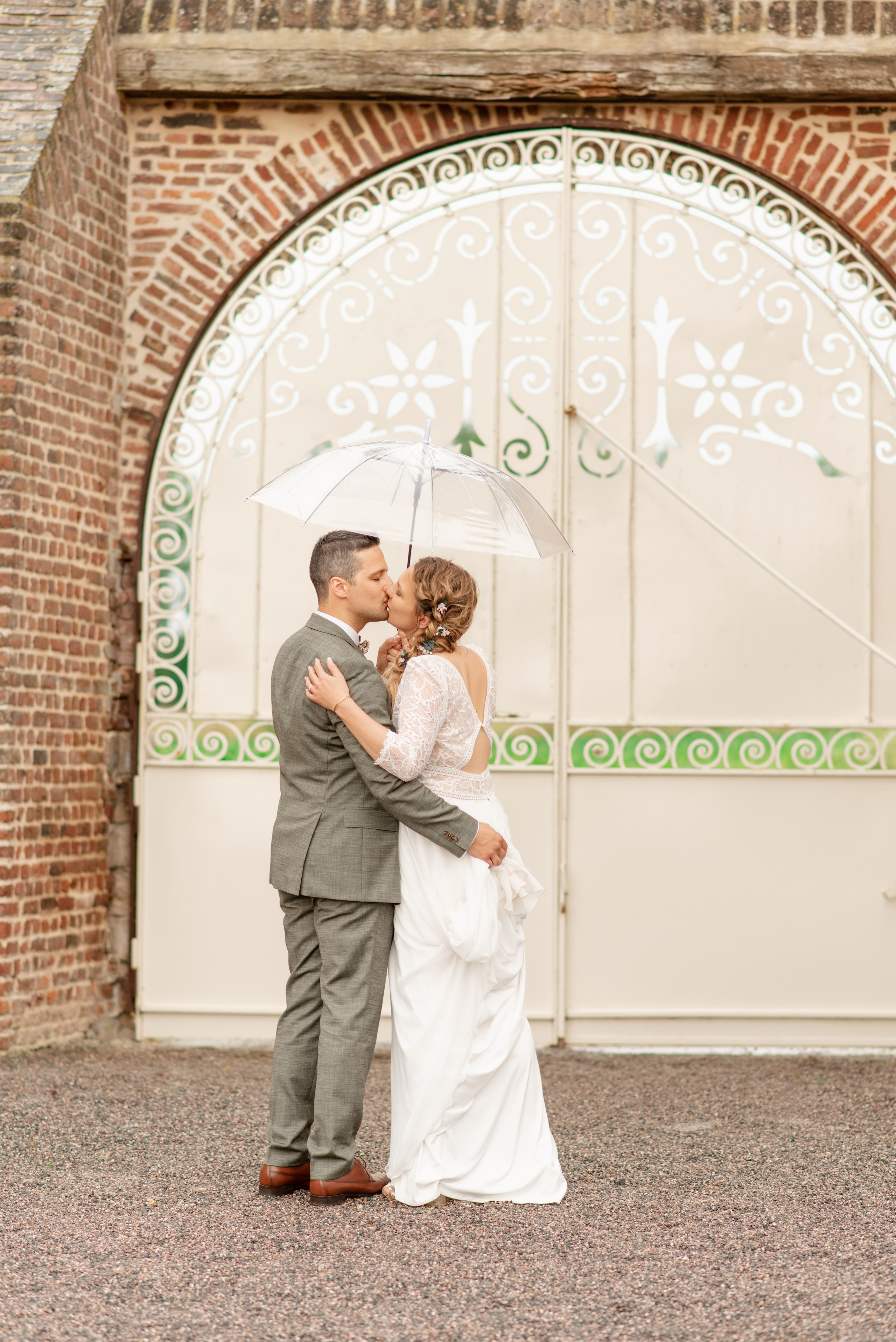 Danse sous guirlandes lumineuses, shooting mariage en Provence par photographe luxe