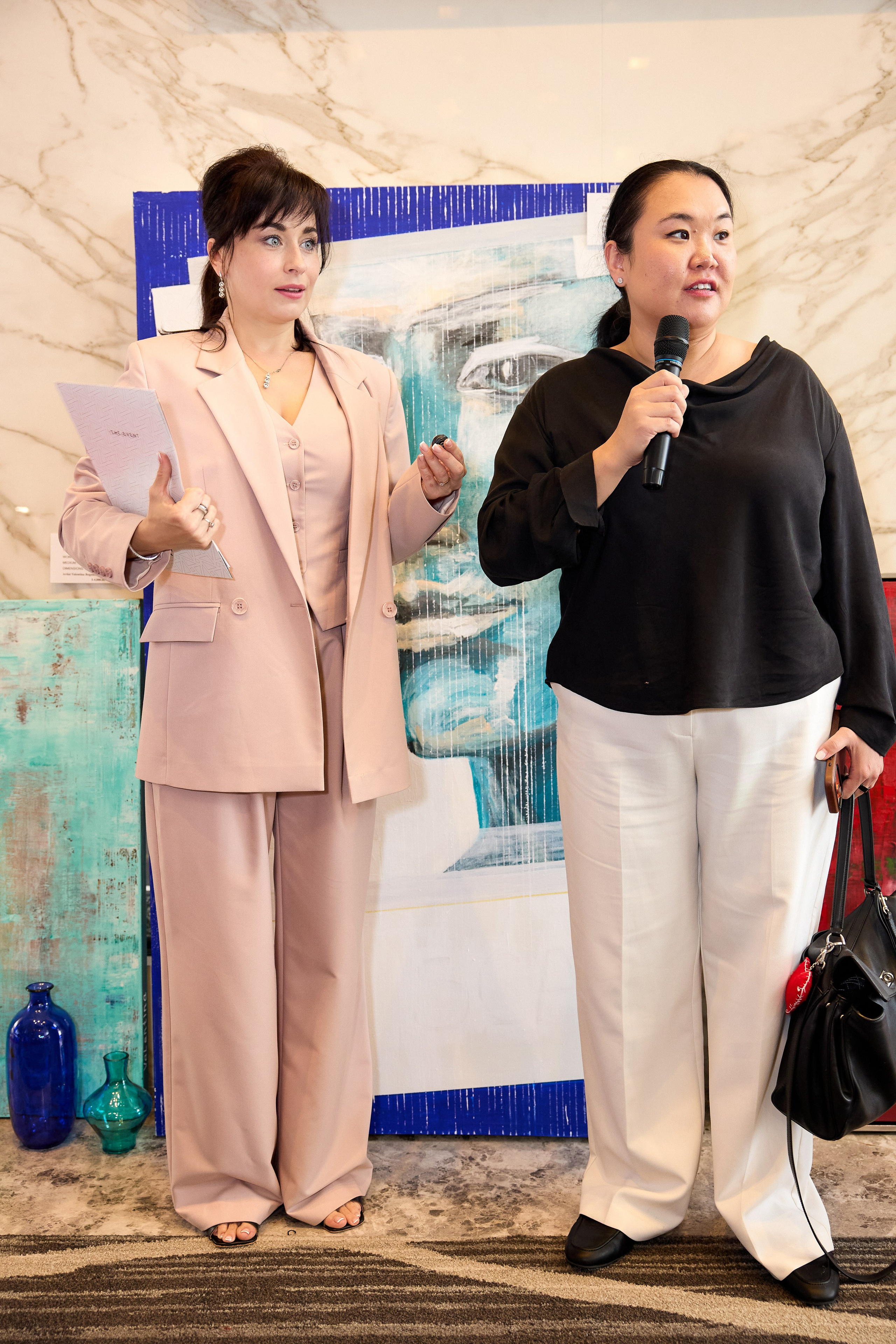 Авторская благотворительная художественная выставка Дианы Бортник. Фотограф Юлия Маковеева