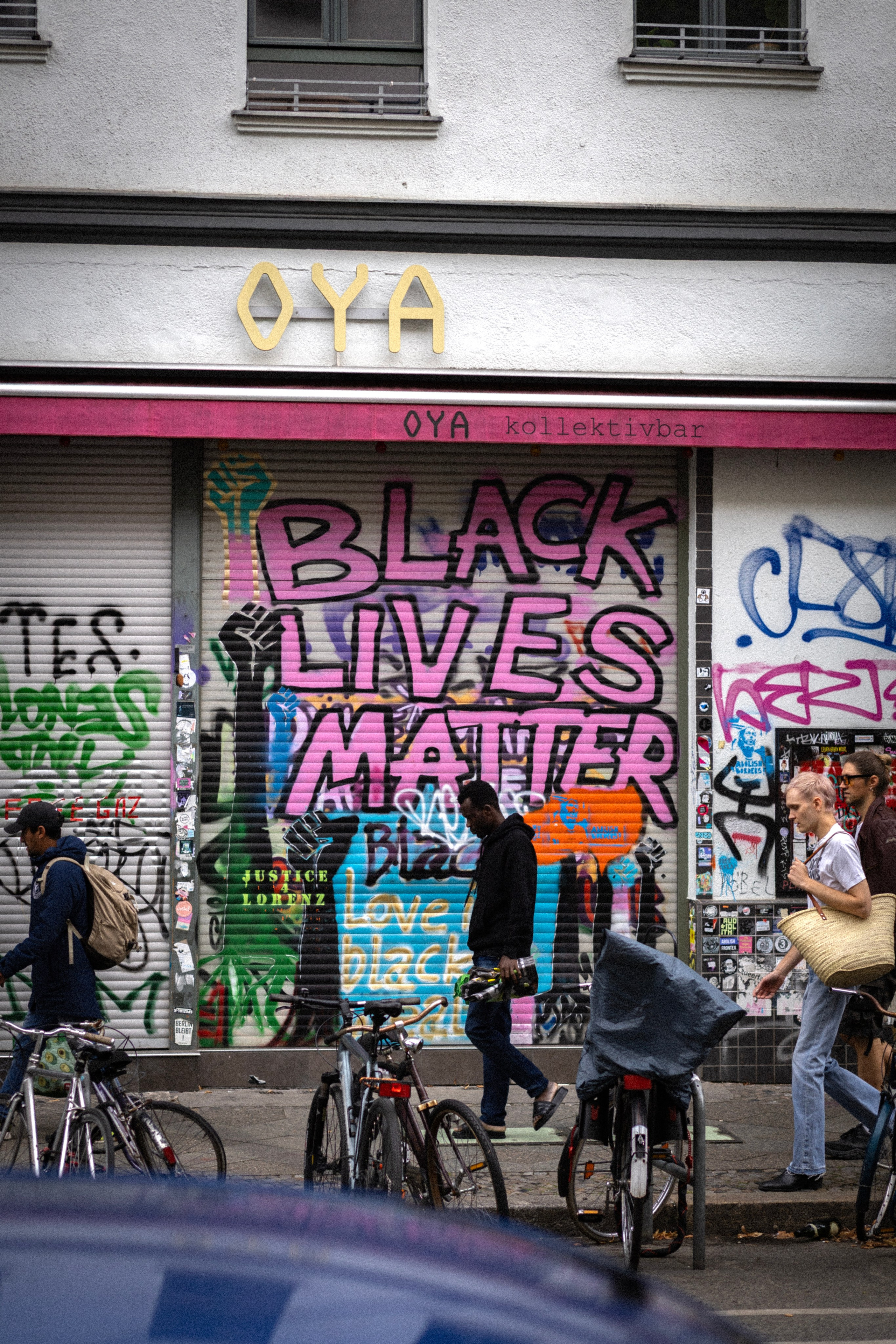 Berliner Mischung (in Farbe). BNW Around Photography