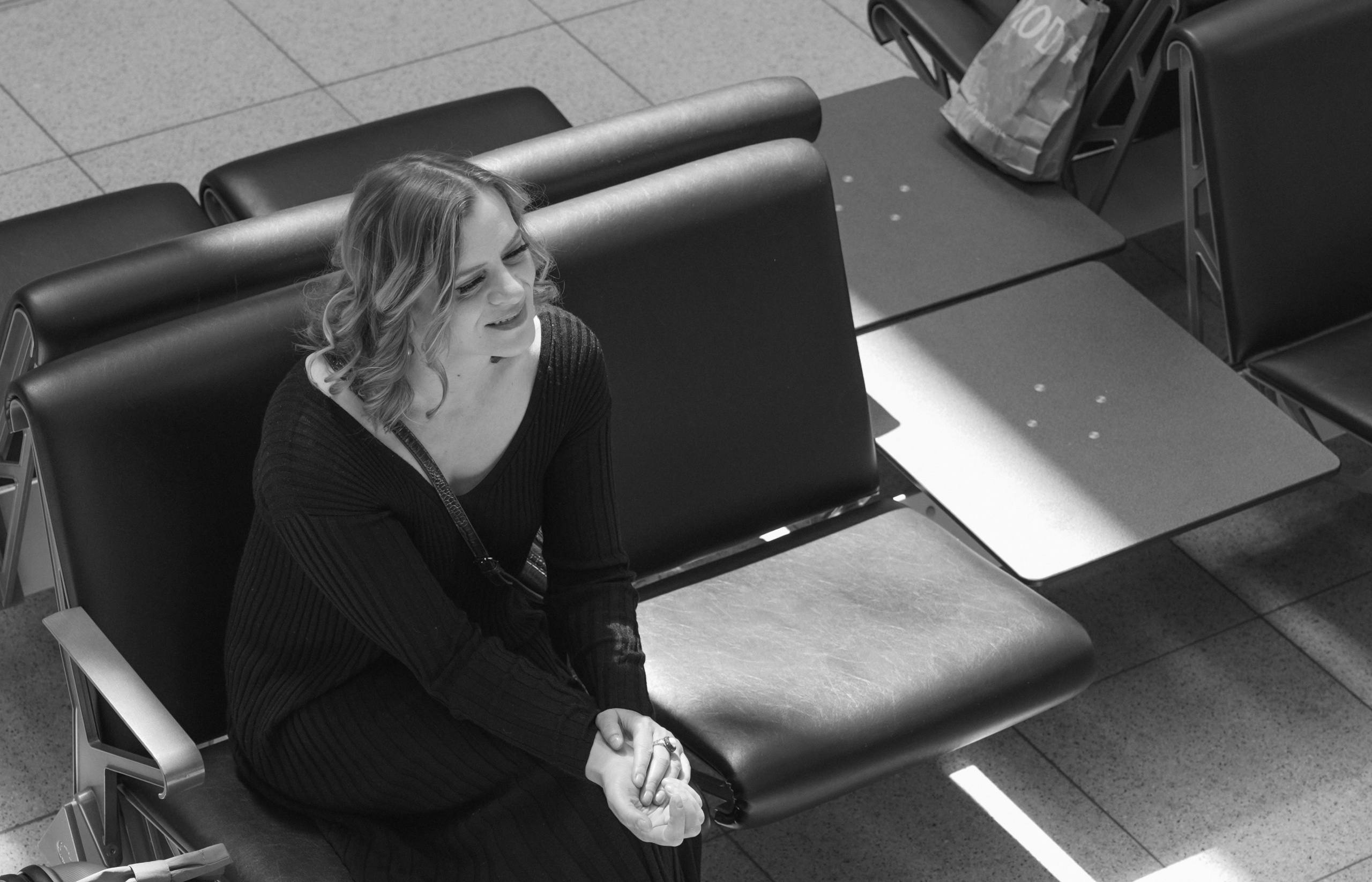 Schwarz-Weiß-Fotoshooting am Flughafen. Schwarz-weiß Fotografie in Münster. Fotografin Viktoria Roschen