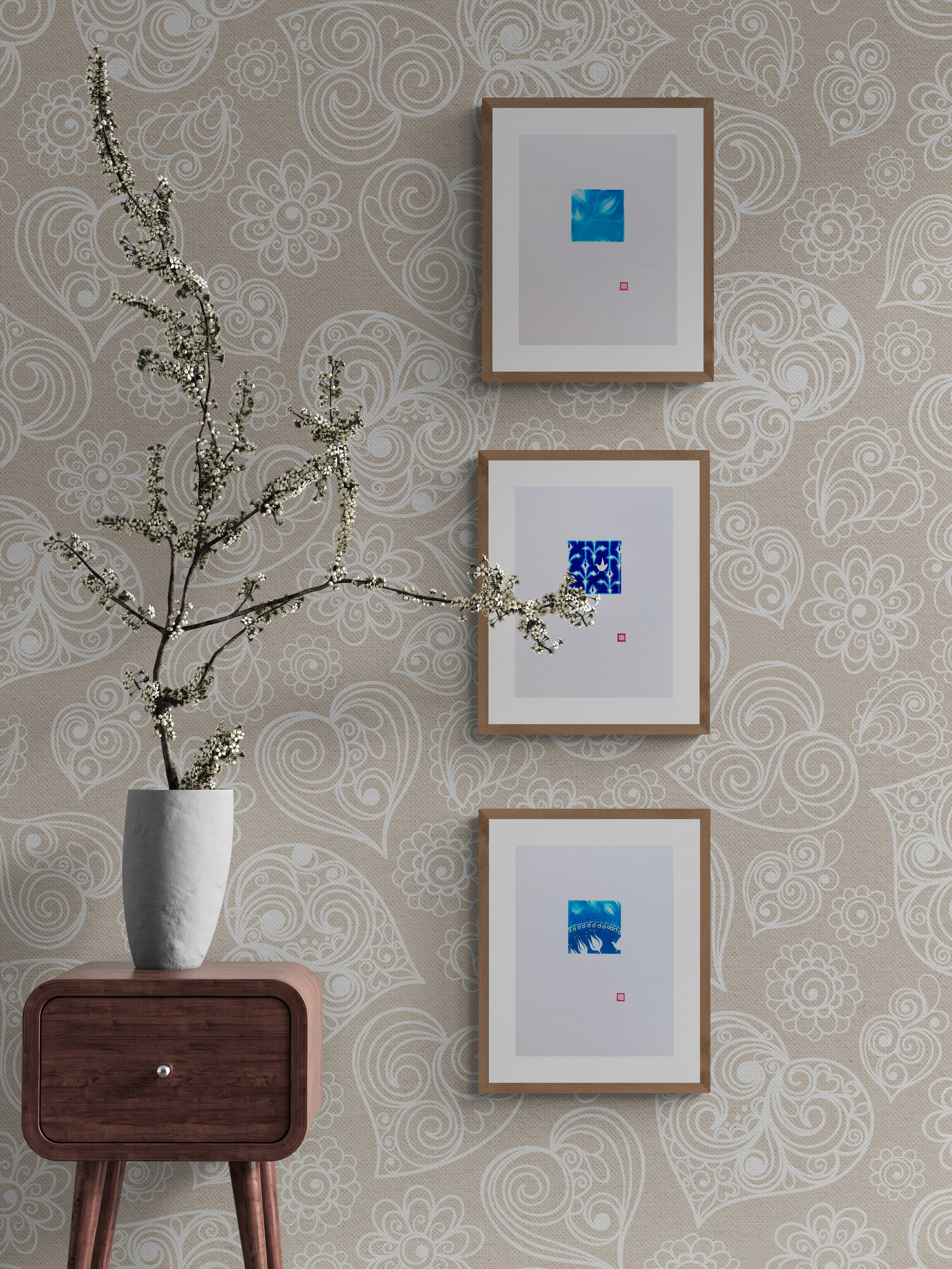 Opera floreale stilizzata in bianco e blu, stampa digitale a tiratura limitata che esplora il colore blu come elemento decorativo e simbolico. Esempio d’arredo.