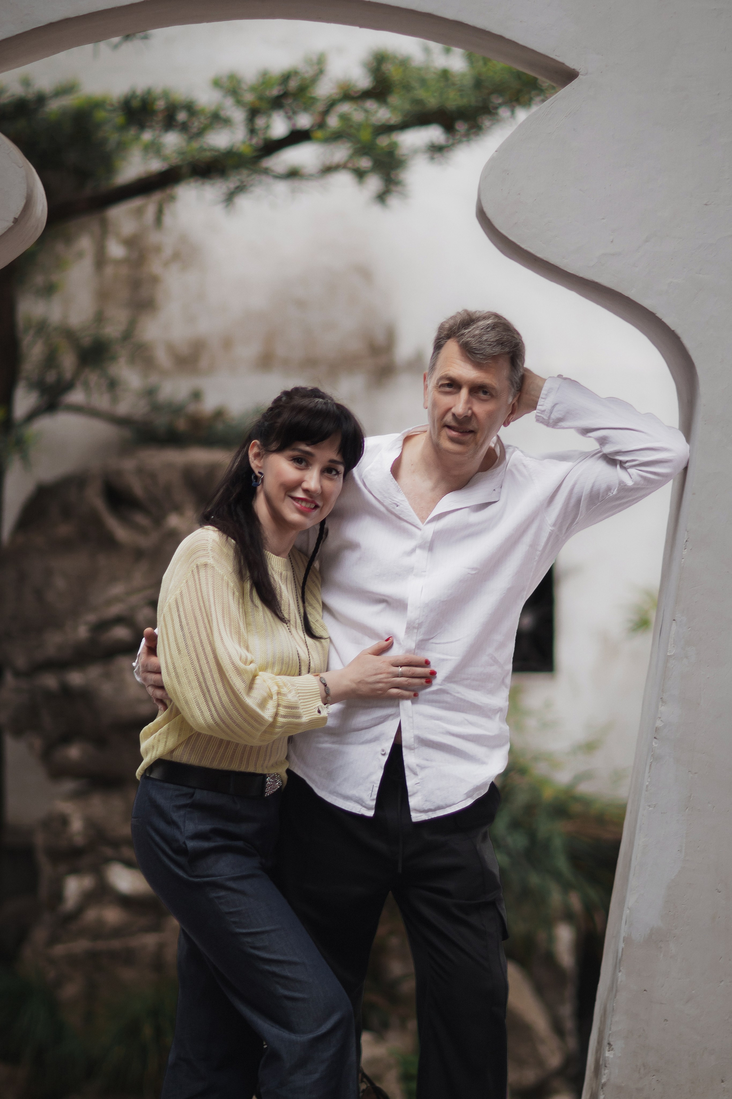 Влюбленные на фоне древних архитектурных построек сада Юй Юань в Шанхае