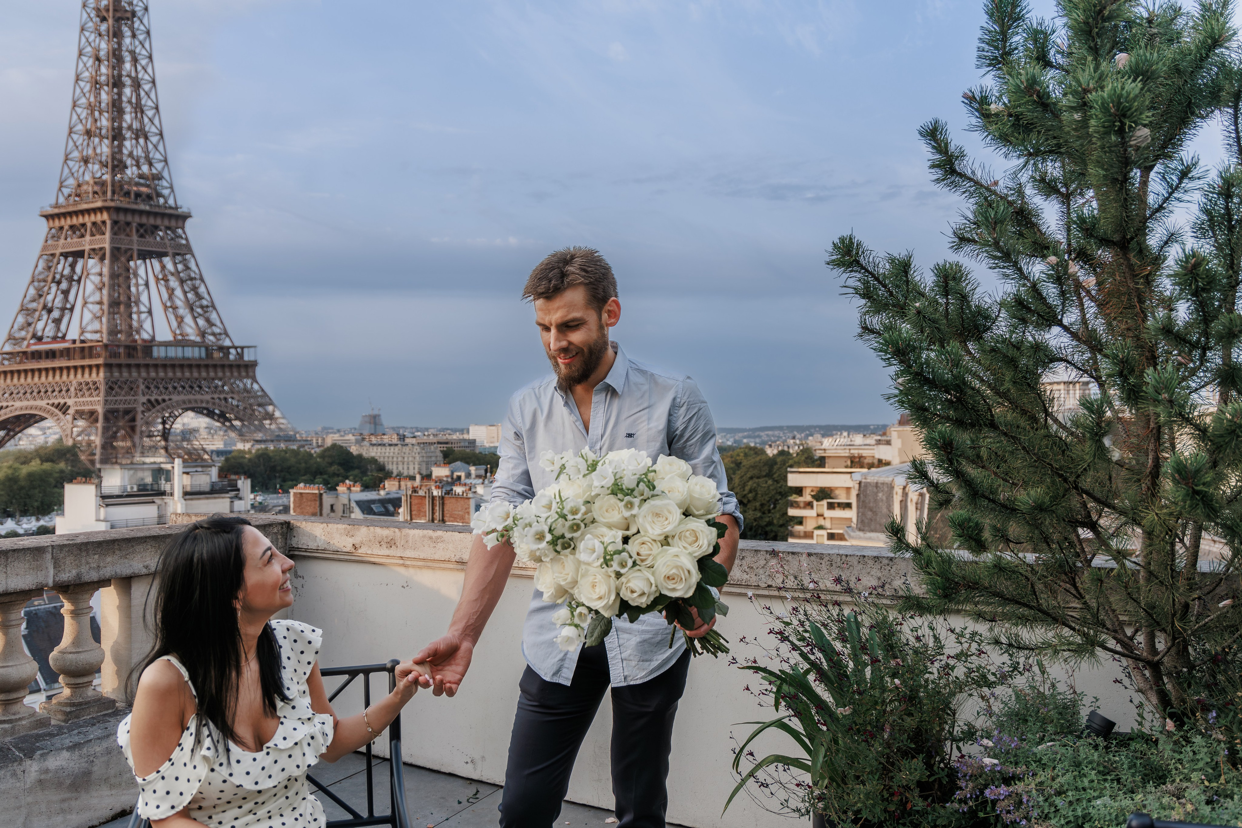 Best Rooftop Terraces in Paris for Proposal Photography & Luxury Photo Shoots (2026 Guide). Photographe à Paris