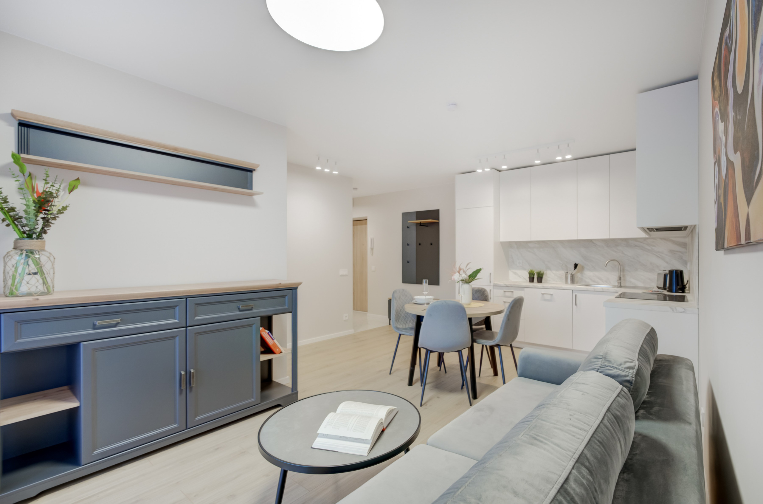 Skubus NT fotografavimas Vilniuje – prabangios klasikinės svetainės ir virtuvės zonos fiksavimas.