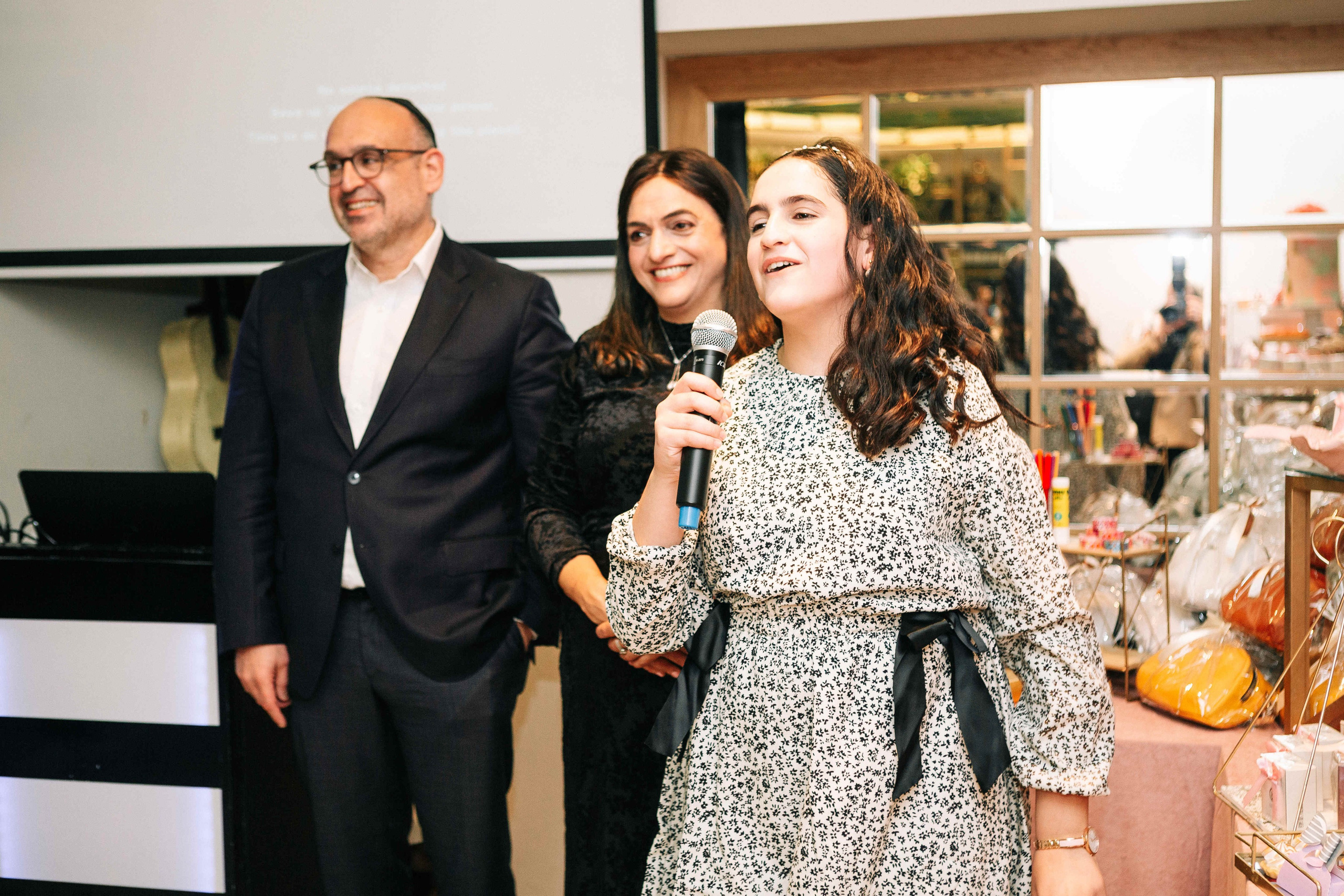 PARTY IN A RESTAURANT WITH THE WHOLE FAMILY. Https://shi-photo.com/