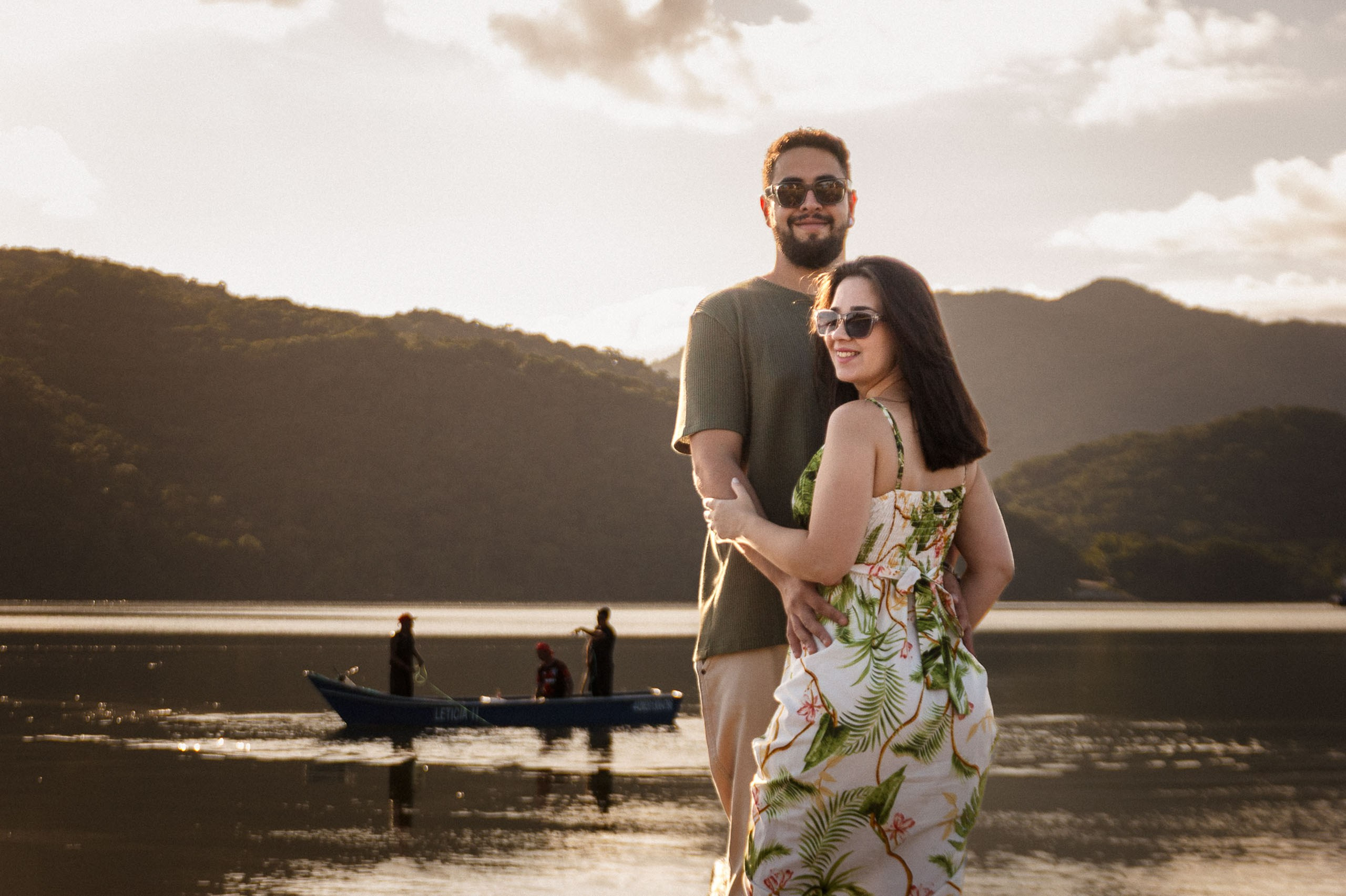 Conexão e carinho de casal em cenário natural da Praia da Vigorelli