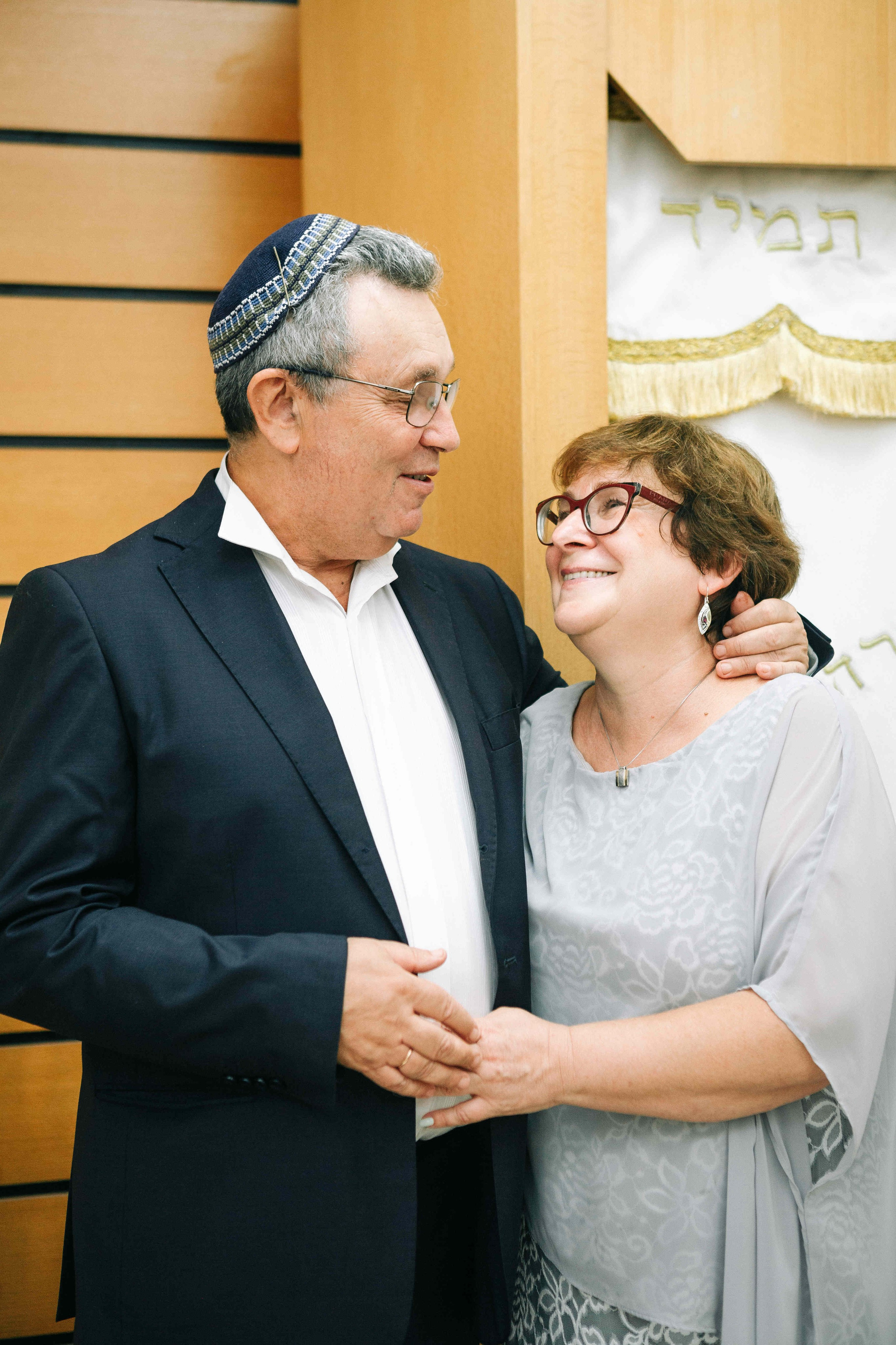 BRITH MILA IN THE SMALL SYNAGOGUE. PHOTOGRAPHER IN ISRAEL