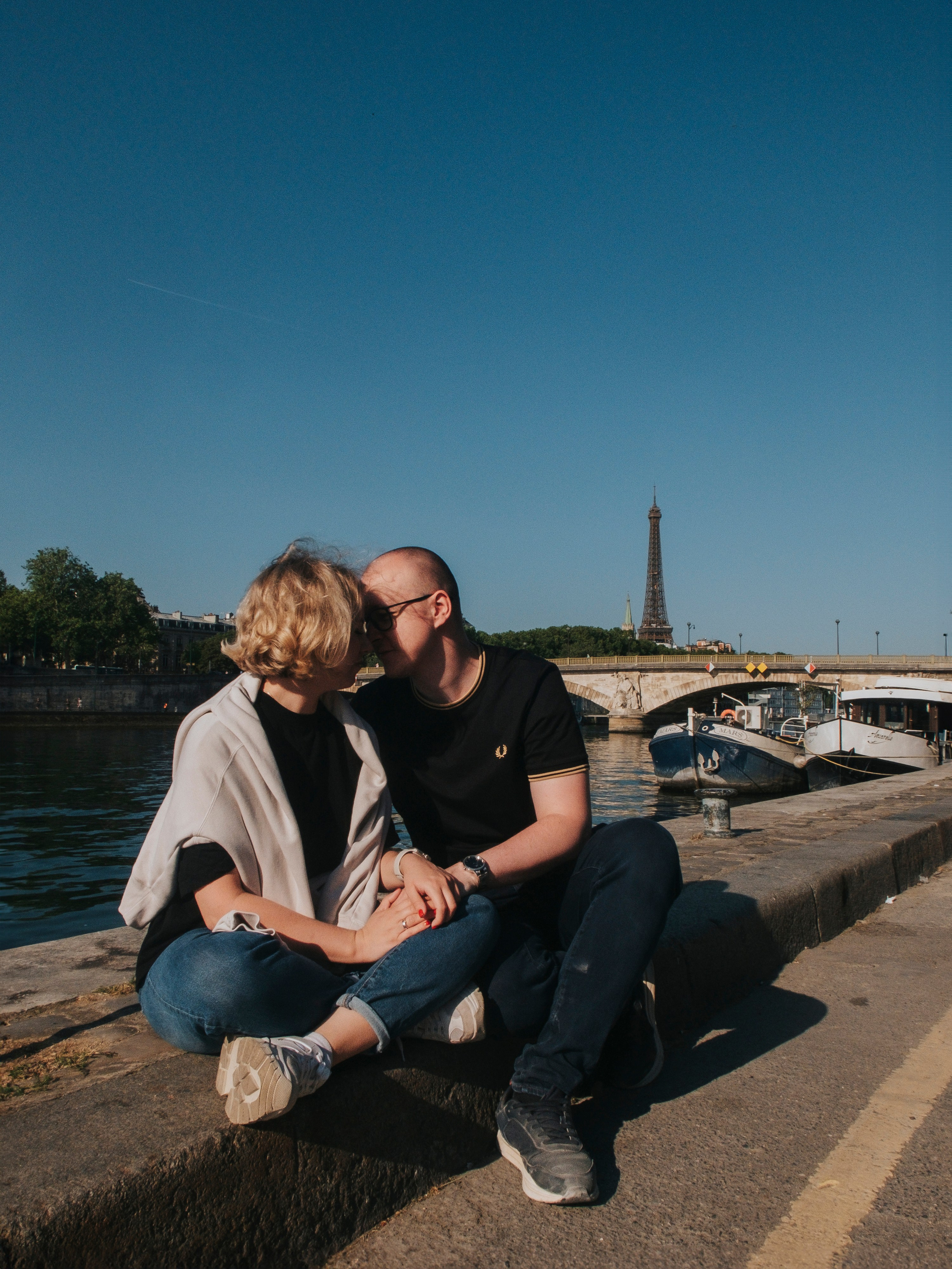 Couple photoshoot near the Louvre. Paris photographer — Polina Osipova
