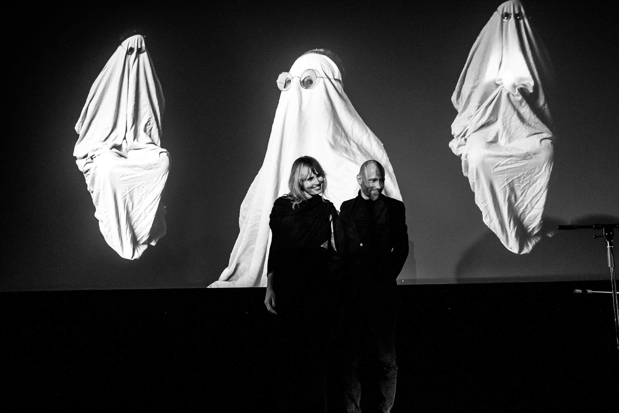 Imanta Dakša un video mākslinieces Mersedes(e) Margoit koncerts&video stāsts “Beidzot laimīgās haizivis”, 2024