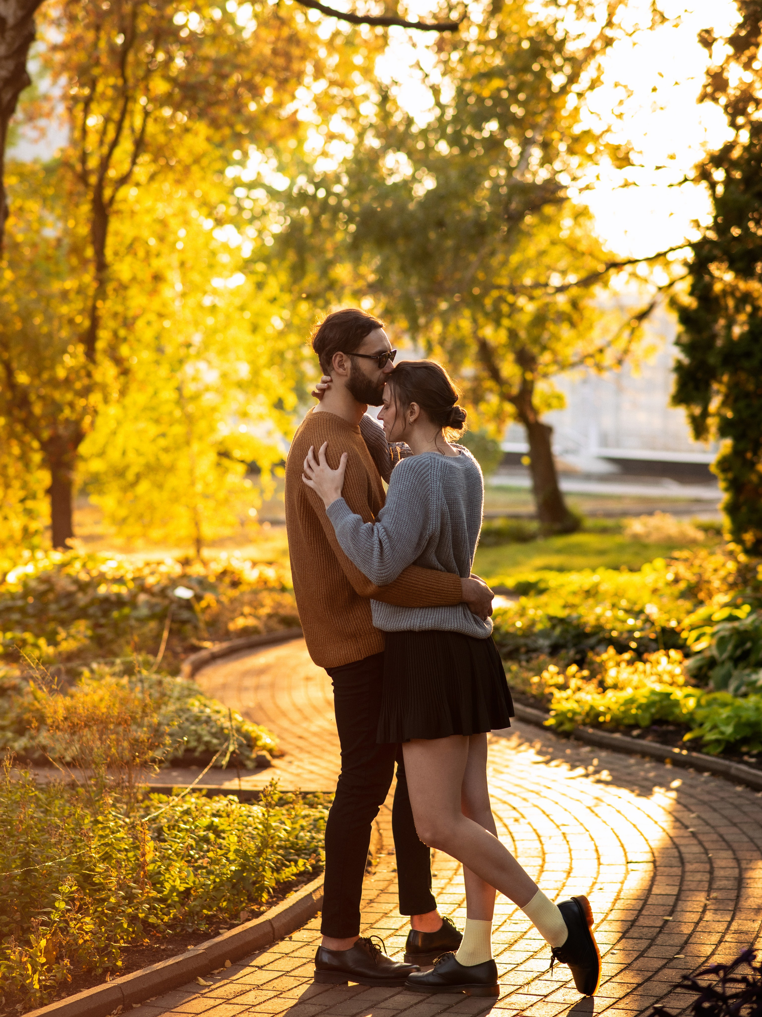 Нежные объятия пары в закатном свете — Love Story фотограф Анталия