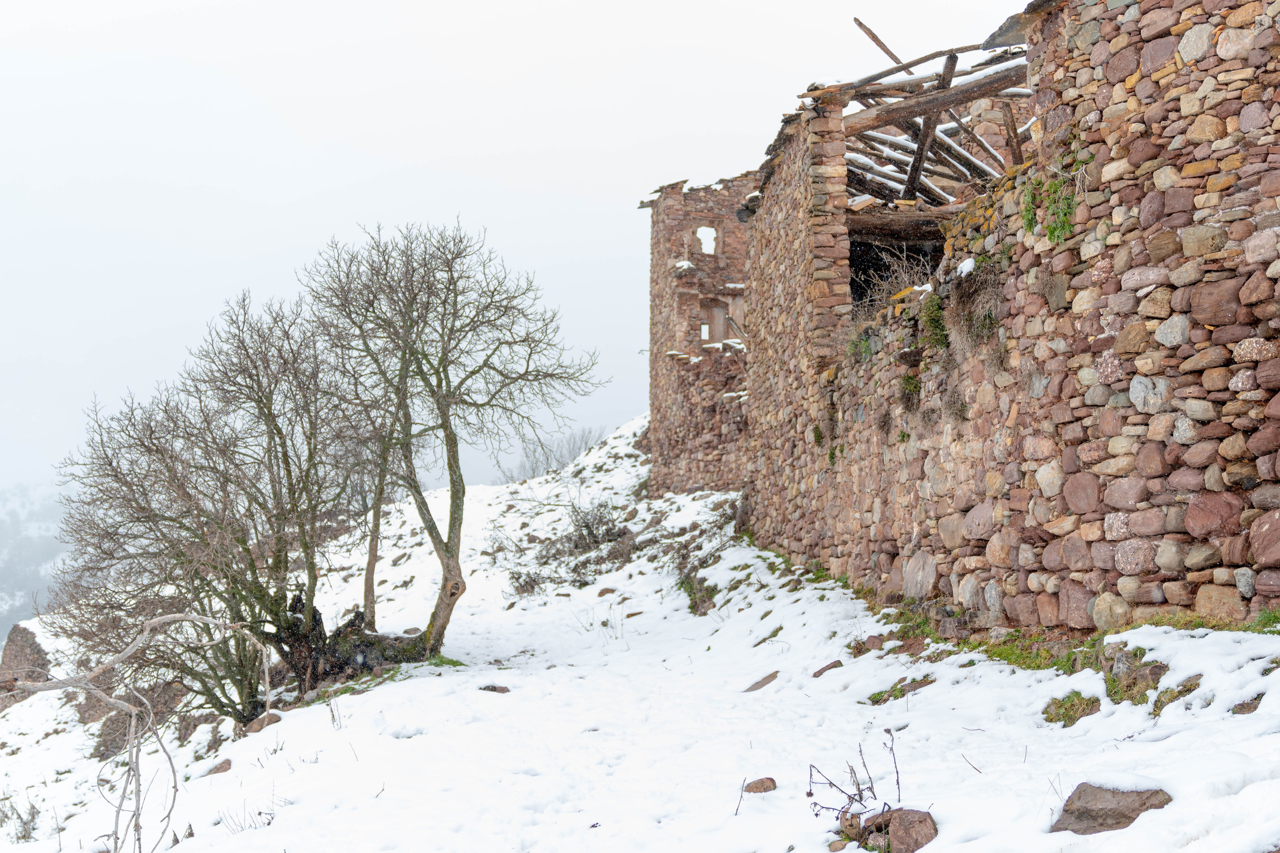 Pueblo abandonado de Montsor nevado. Alba del Norte Studio