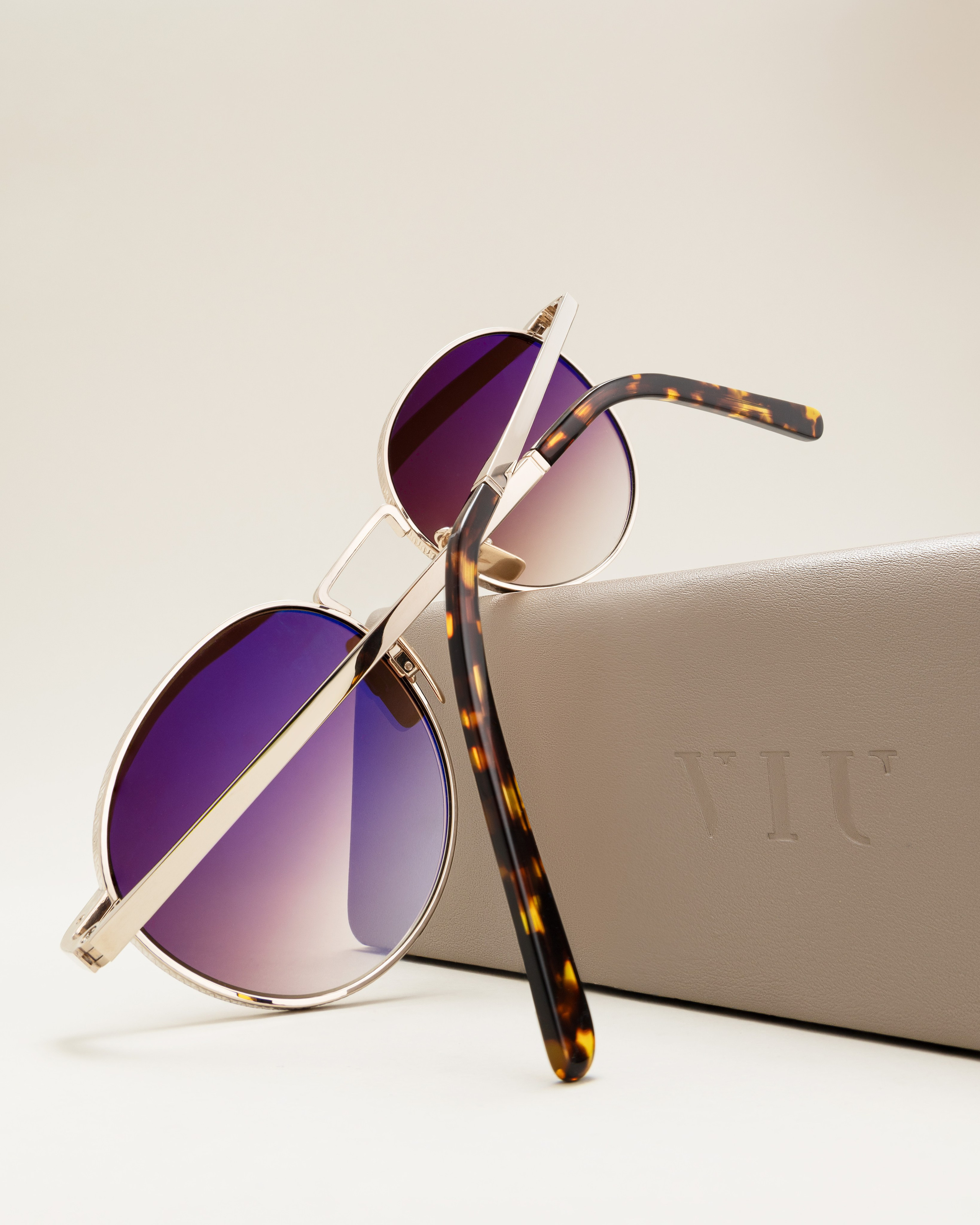 Sonnenbrillen modern fotografiert, Weitwinkelaufnahme für Print, Website и Werbung