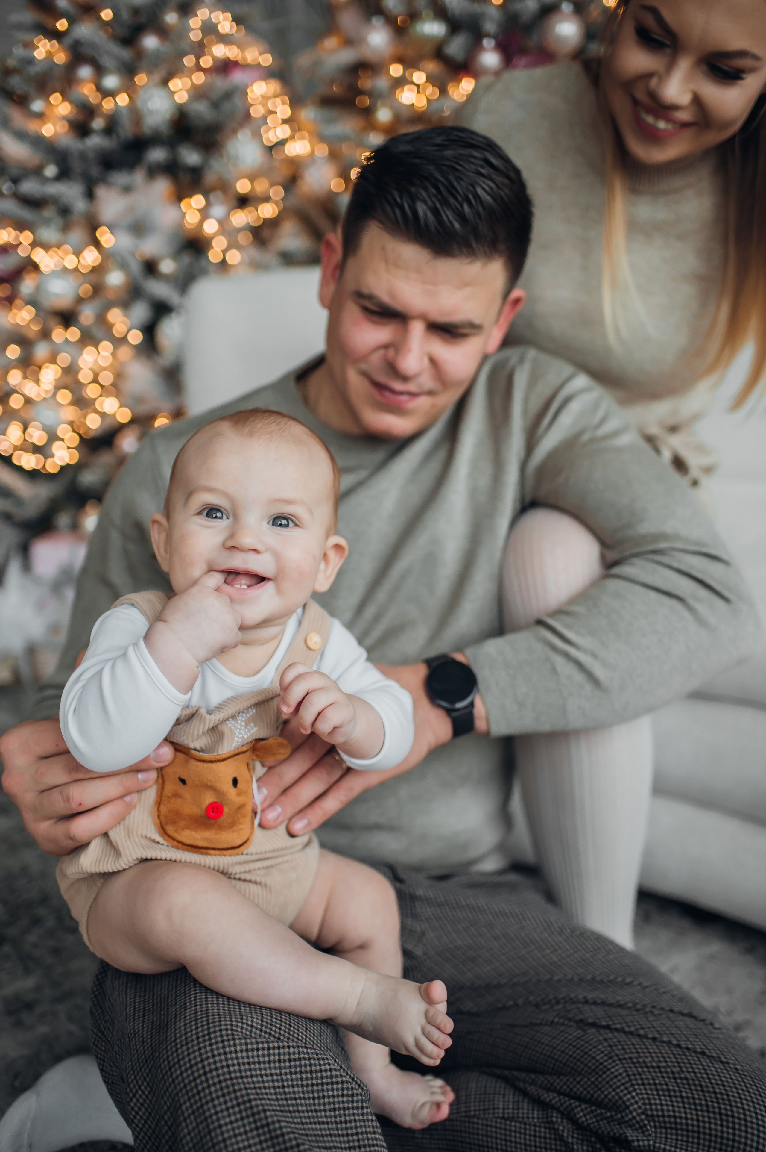 Fotosesijos studijoje. Aukse Stravi fotografė