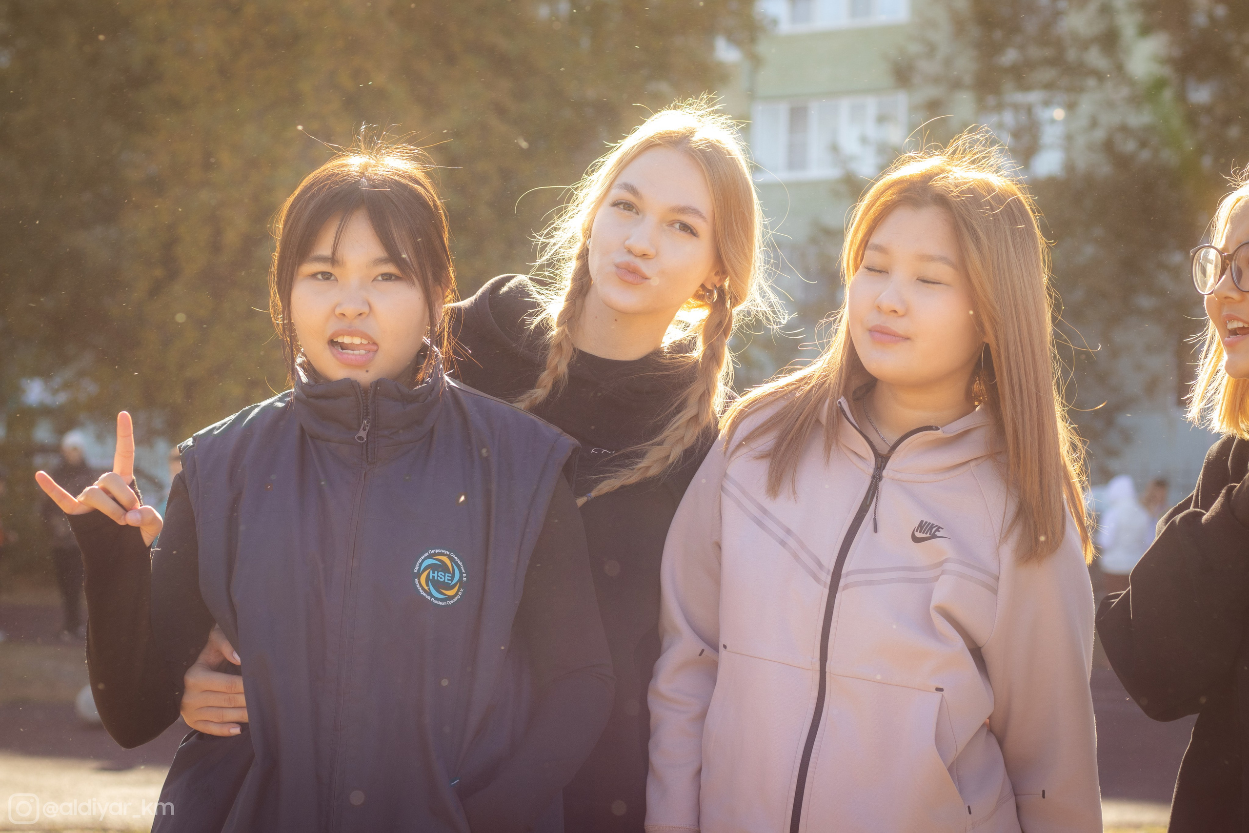 Autentická skupinová fotografie při zlaté hodince zachycující přirozené momenty.