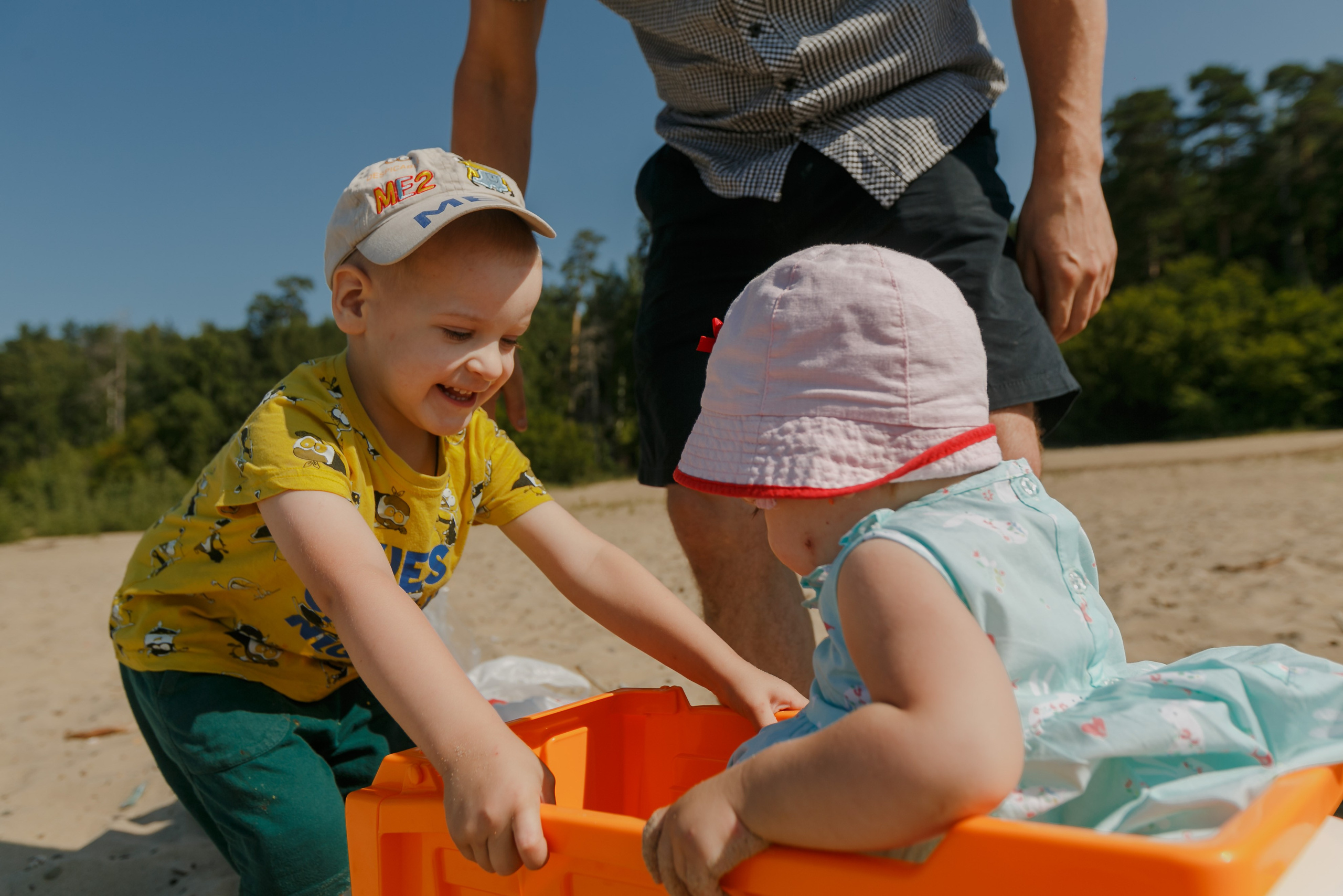 Familia volando una cometa en el lago y comiendo donas. Fotógrafo de retrato, familia y reportajes en Valencia | España | Europa Vitalii Lumier