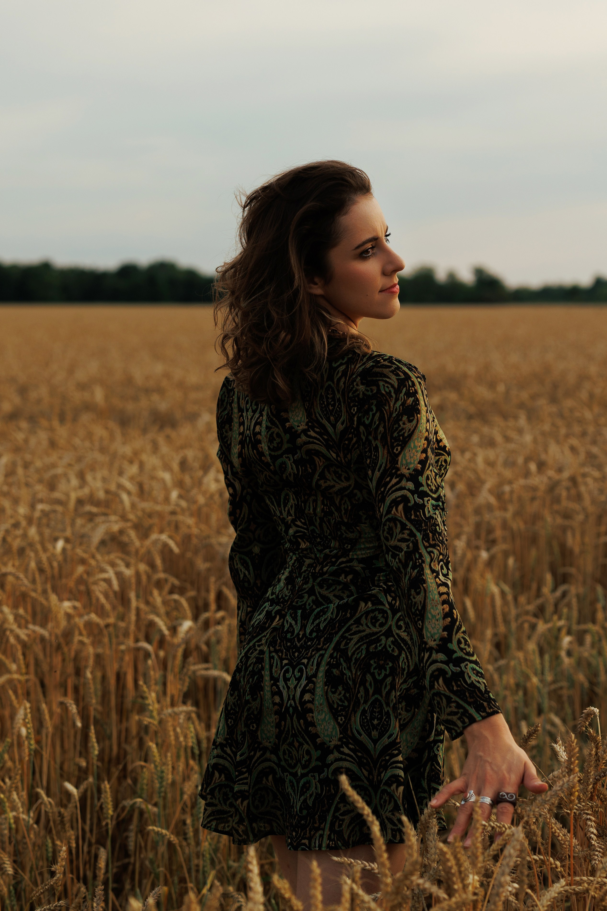 Outdoor Portrait in the Field. Woman with book. Soft&Aesthetic Photography by Kristina Kozheltsova. Kristina Kozheltsova- Soulful Portrait&Lifestyle&Love Story Photographer in Leipzig, Germany