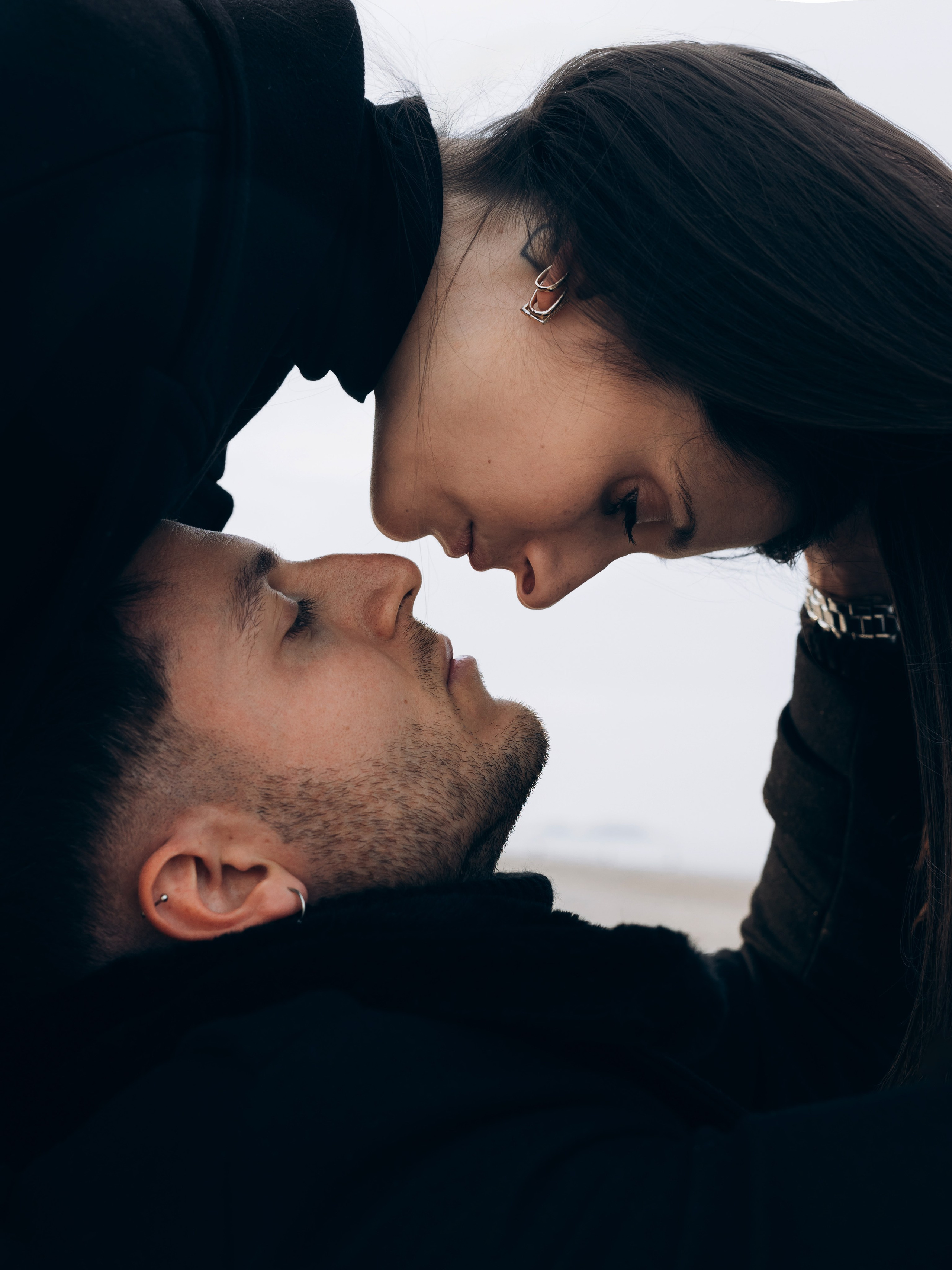 ritratto intimo di coppia durante un servizio fotografico romantico sul mare
