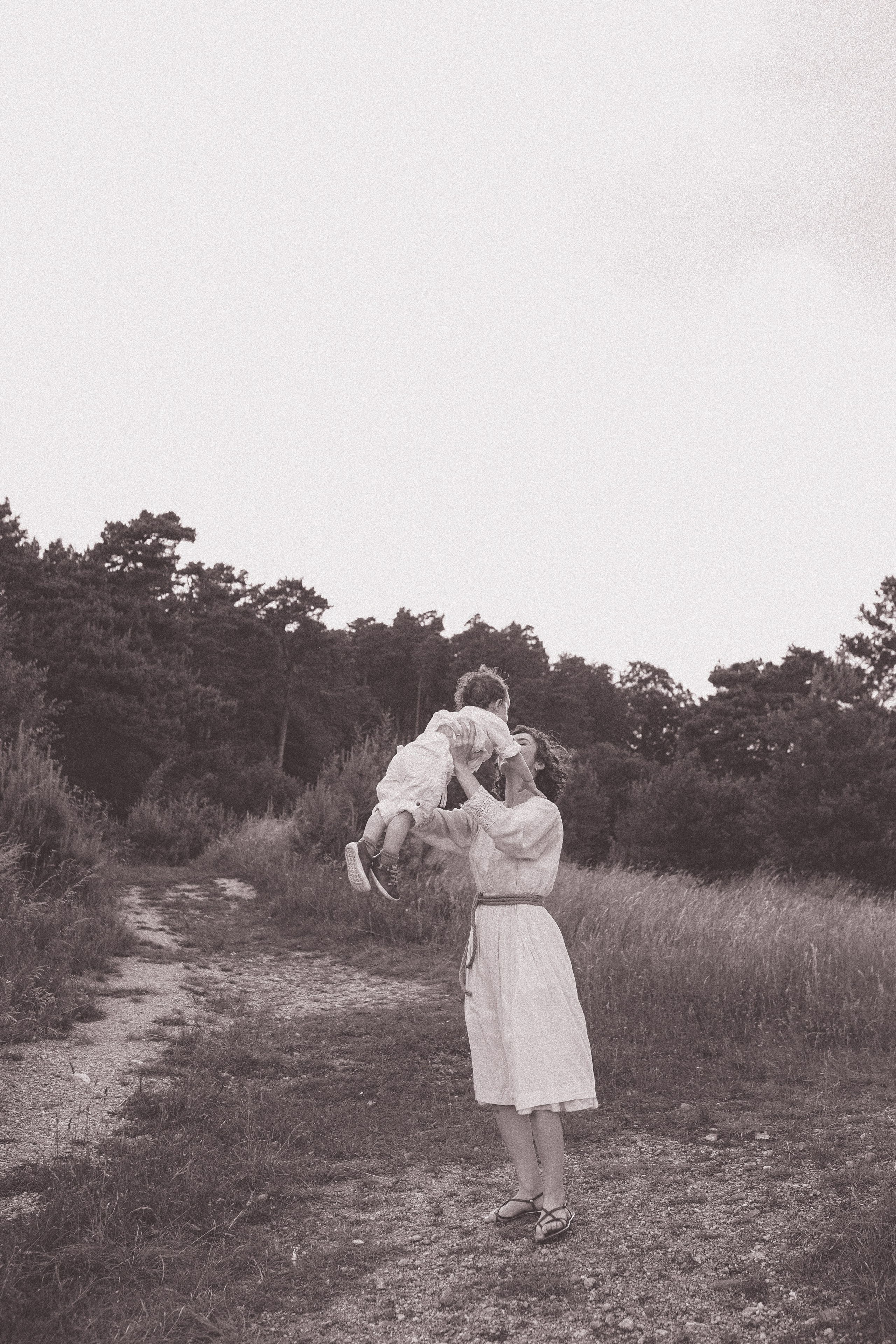 Mother Earth: Proiect de Fotografie Maternitate | Mădălina Beda. Madalina Beda- Artist vizual, fotograf, doula la nastere, consultant babywearing Brasov si in toata tara