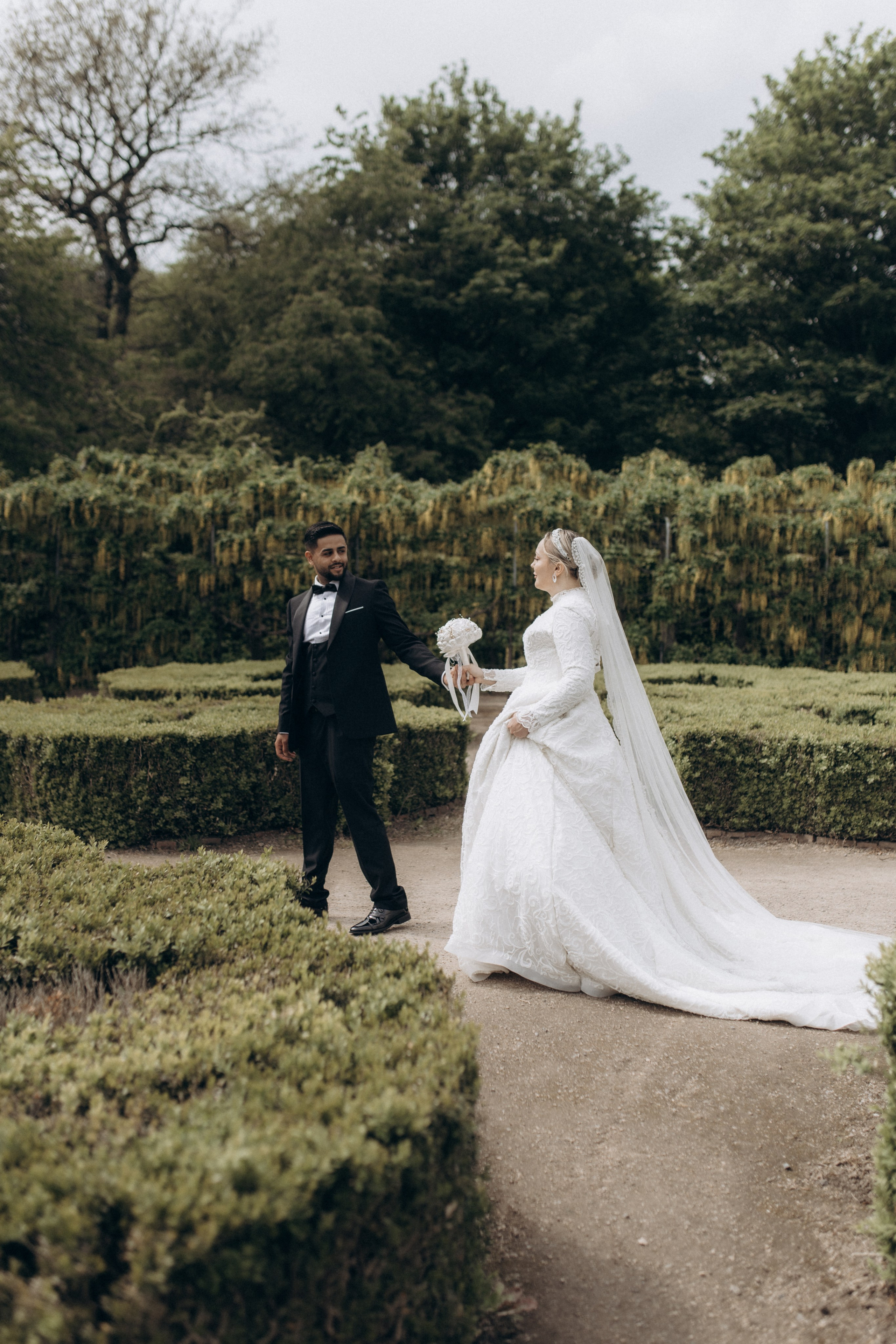 Love in the Garden. Wedding and Portrait Photographer Evie Moon