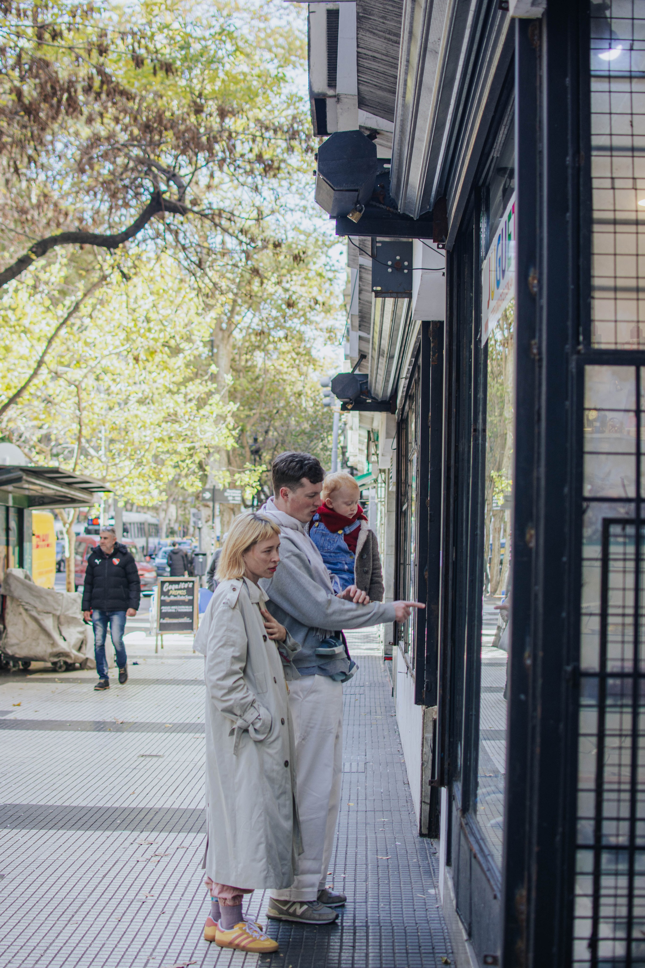 Family photo shoot. Buenos Aires. Photographer @elmirkami in the city of Buenos Aires