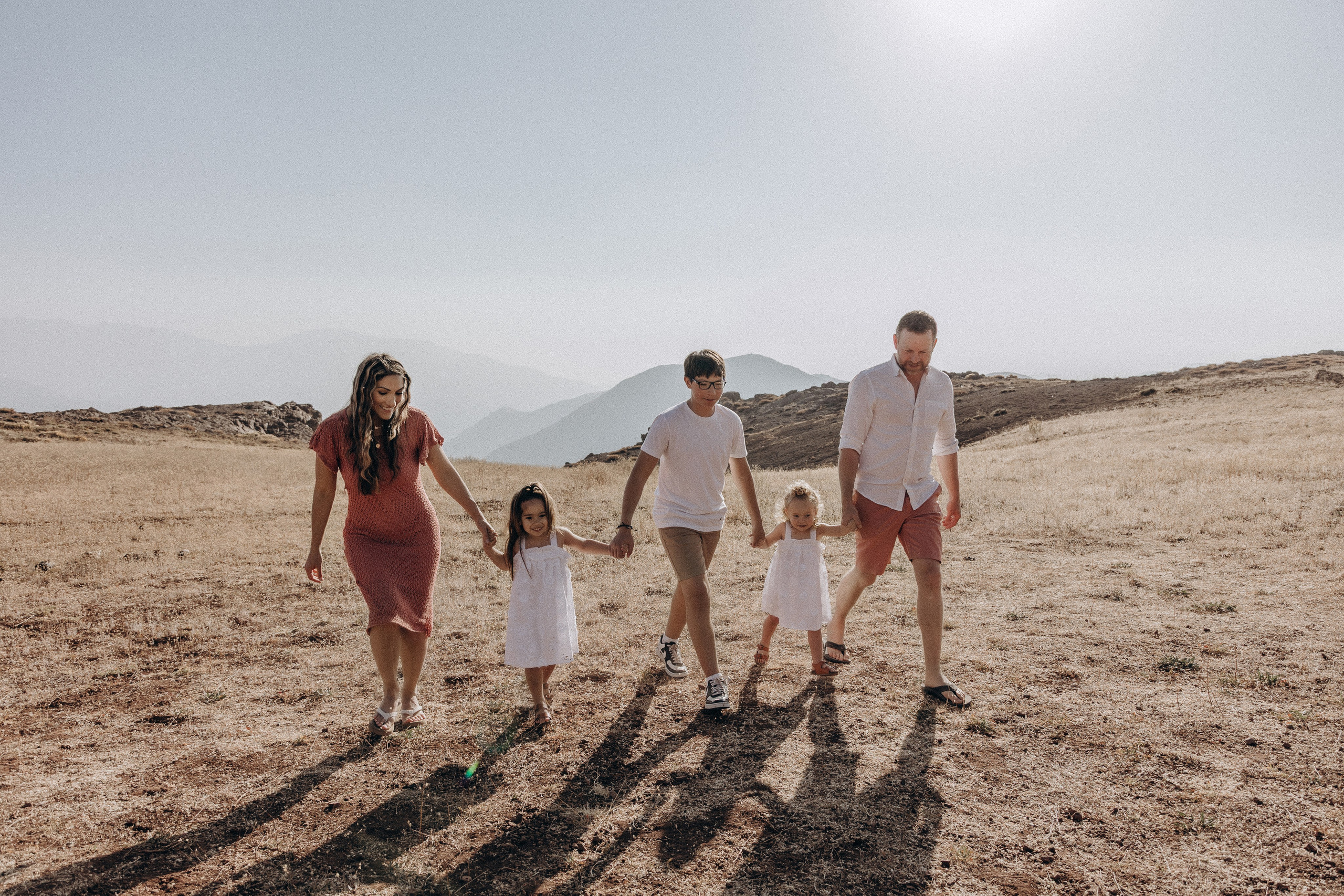 Family Photoshoot in the Mountains — Nature & Tenderness. Photographer in Santiago, Chile Anna Almazova