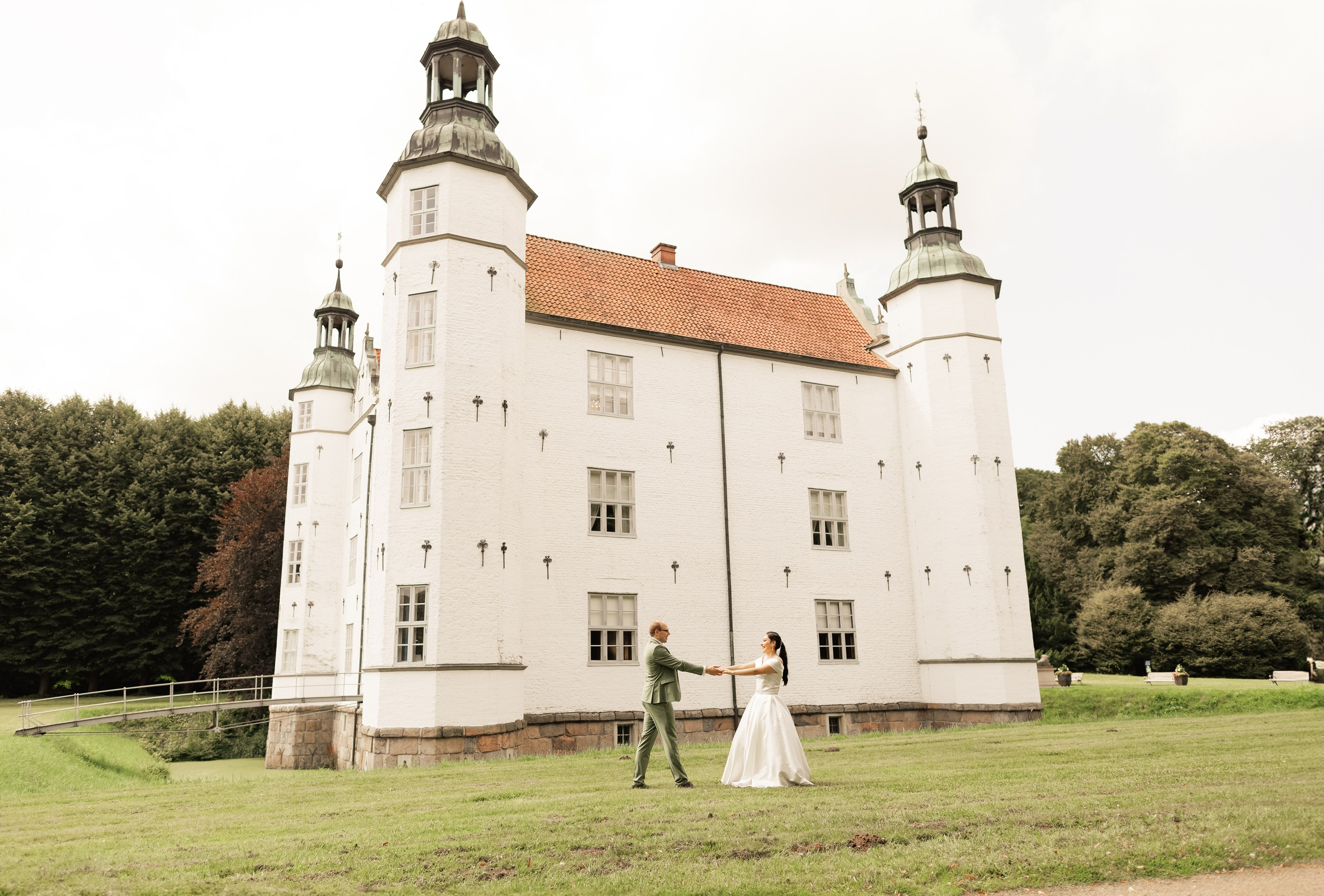 Hochzeitsfotografie im Schloss Ahrensburg | Zeitlose Eleganz in Schleswig-Holsteins Gärten. Hochzeitsfotograf und Hochzeitsvideograf aus Hamburg | Roka21Film