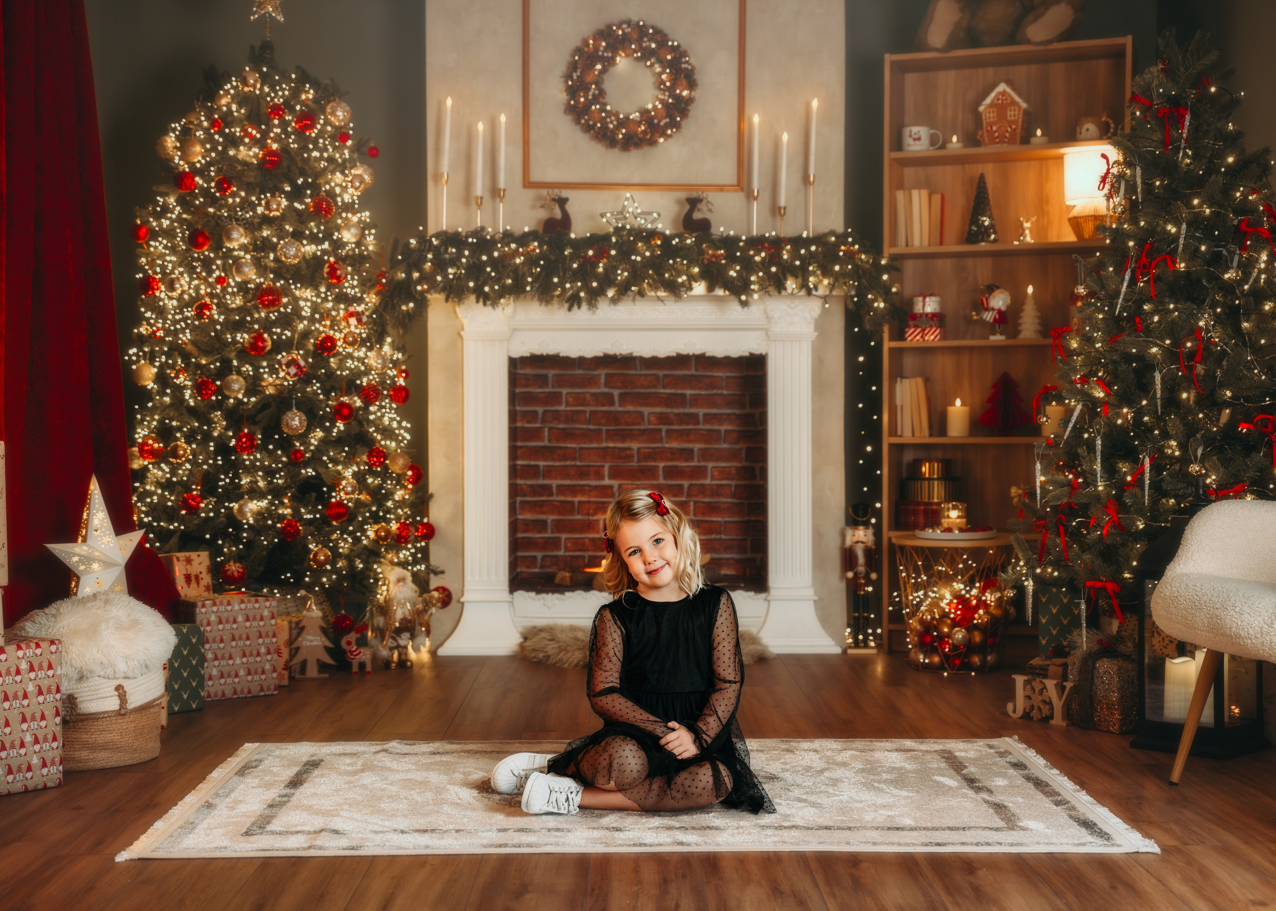 Fotografije dece u božićnim pidžamama na prazničnoj scenografiji, studio Ledine Beograd.