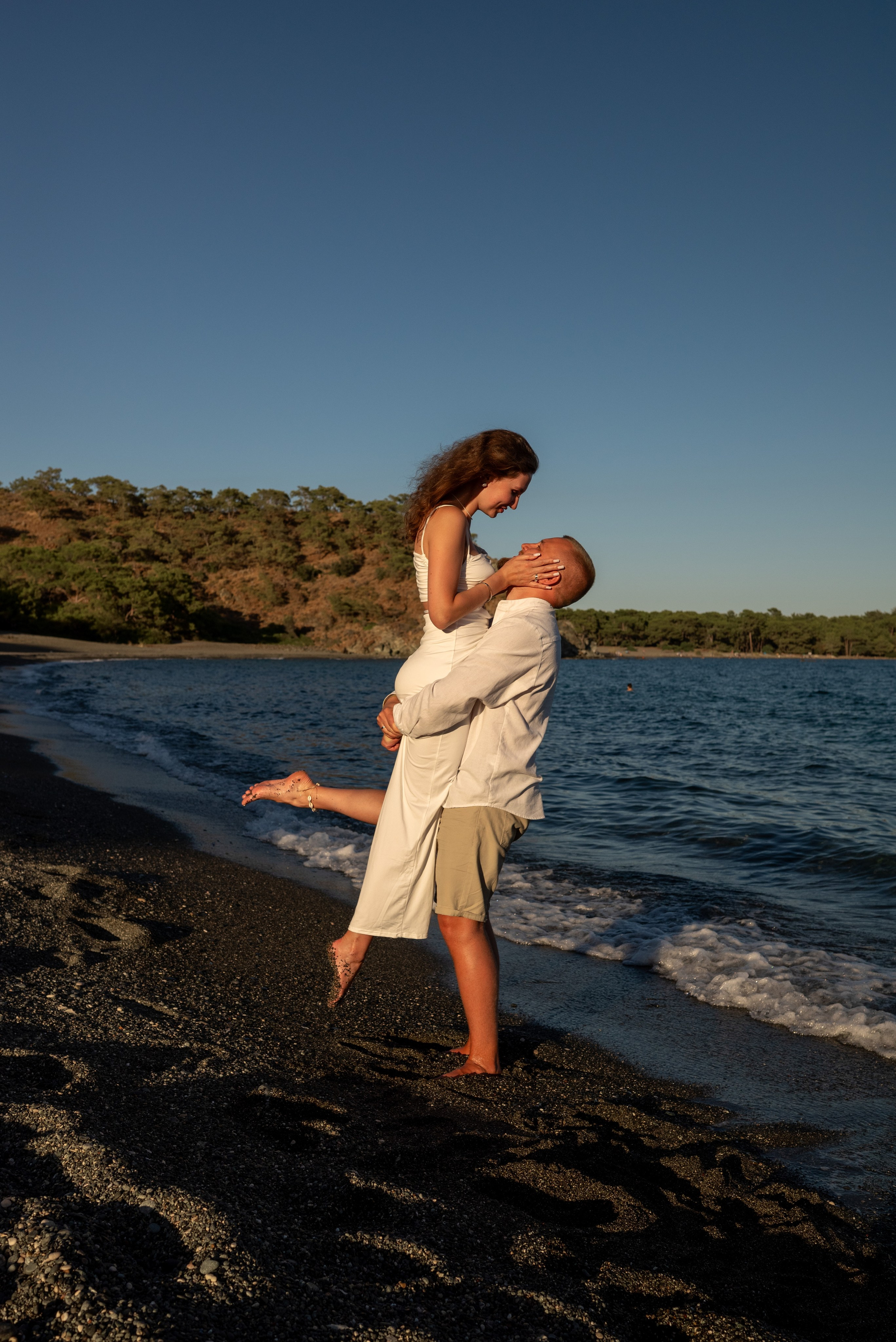 Свадебная фотосессия на диком пляже в Кемере. Photographer in Antalya, Kemer, Turkey
