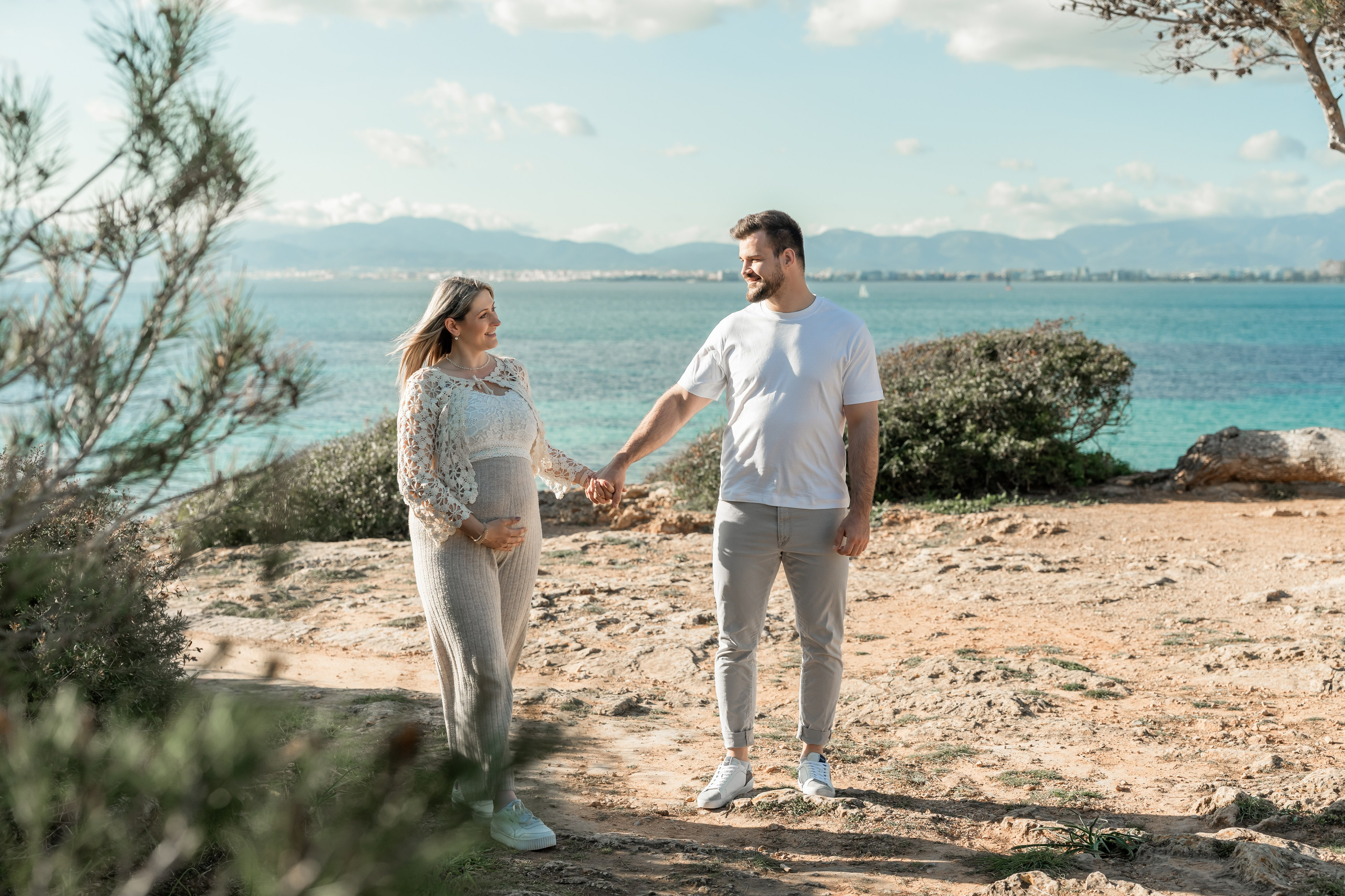 Schwangerschaftsshooting am Meer. Deine Fotografin auf Mallorca für Familien und Business