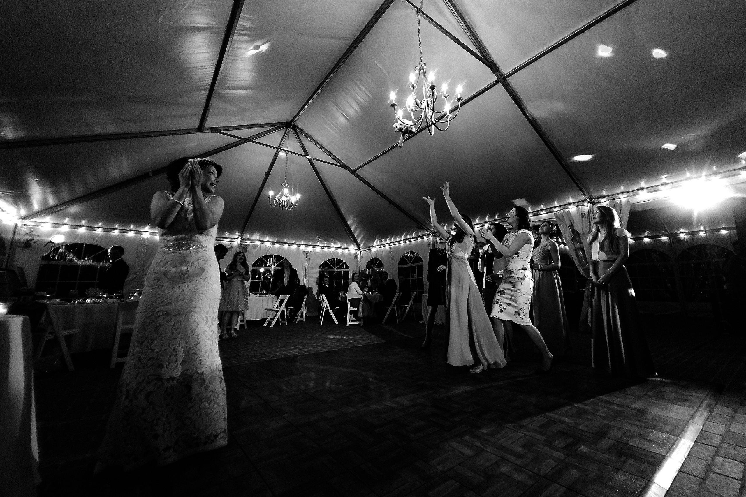 Фотограф в Ирландии Дублин свадьба утро фотки лучший топ свадебный красивая невеста бросает букет гости подружки