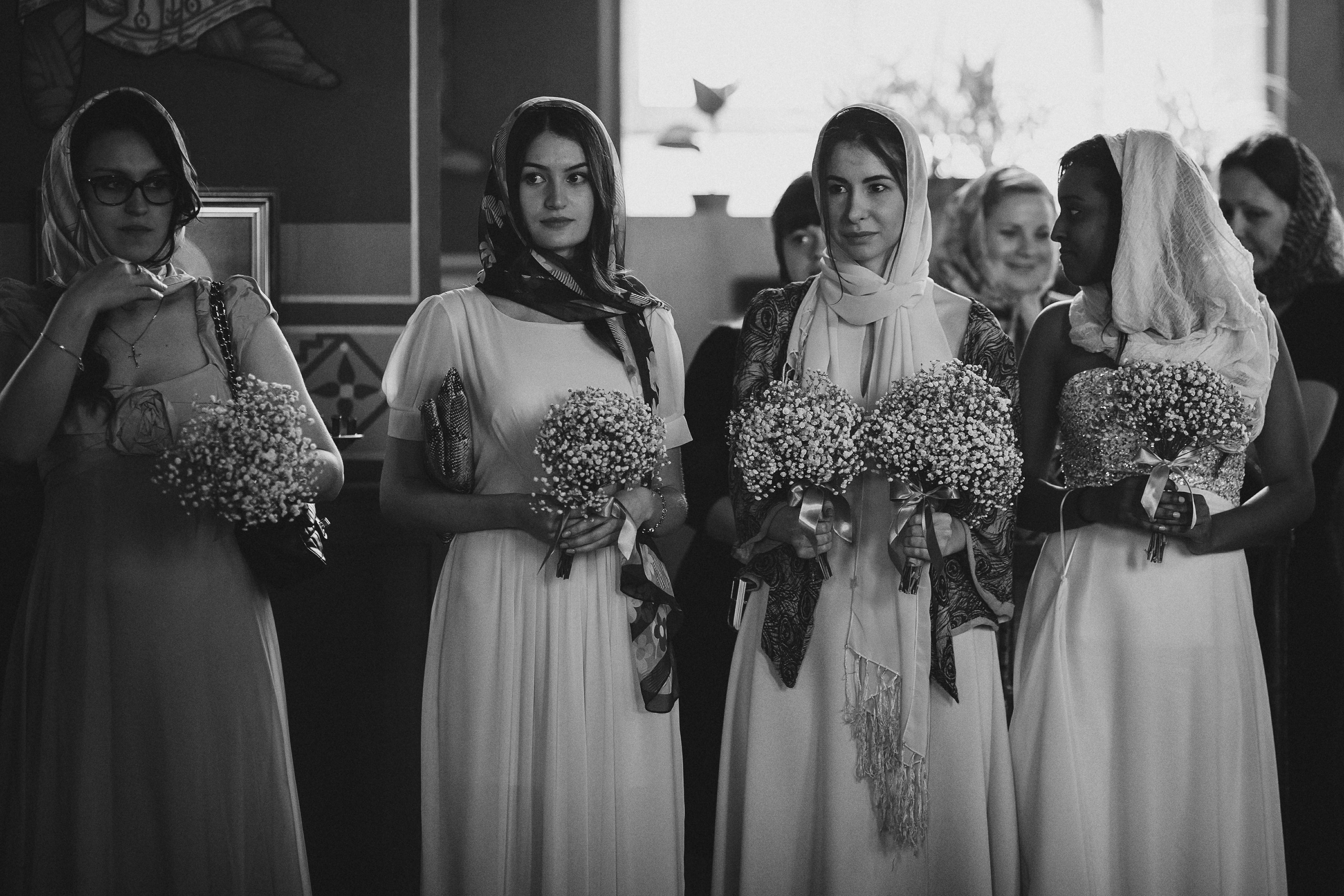 Фотограф в Ирландии чёрно-белая подружки невесты переживают радуются завидуют невеста свадьба церковь венчание