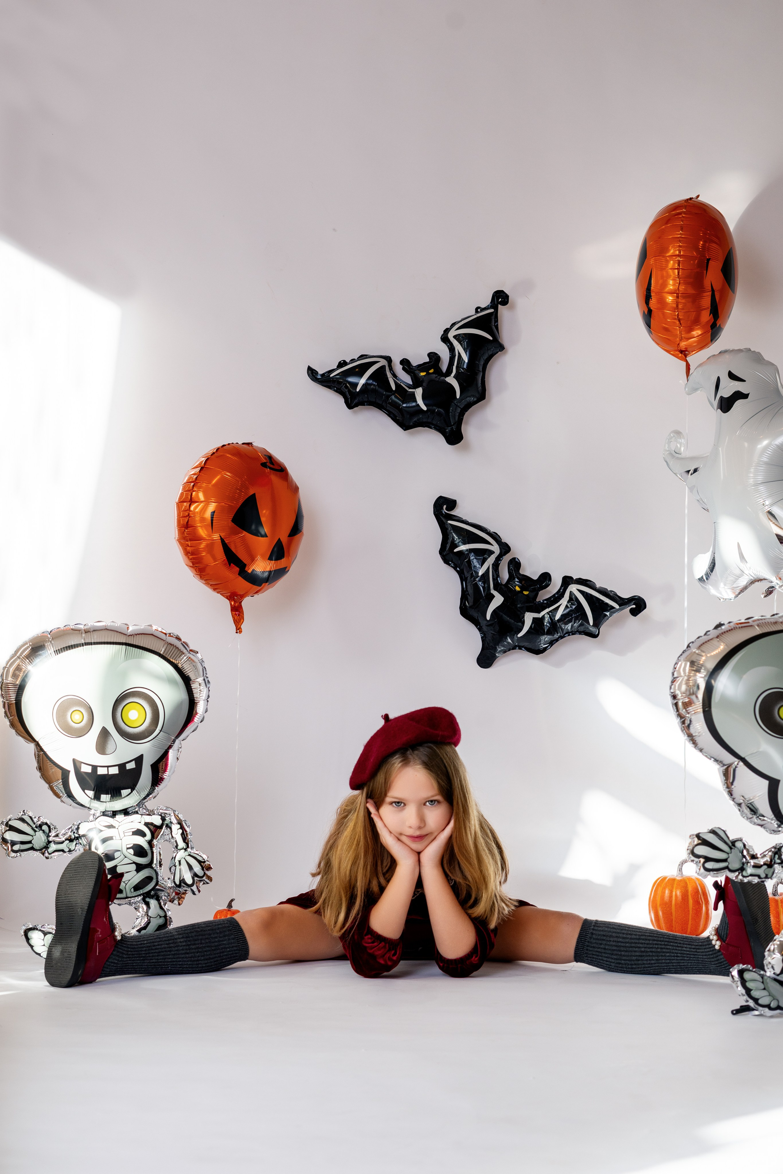 Enfant déguisé pour Halloween avec décor de citrouilles et chauves-souris	•	Portrait d’enfant en costume d’Halloween avec ballons décoratifs	•	Enfant assis avec une citrouille dans un décor Halloween	•	Petite fille en robe Halloween avec décor de squelettes et ballons	•	Enfant jouant dans un décor Halloween avec citrouilles et chauves-souris