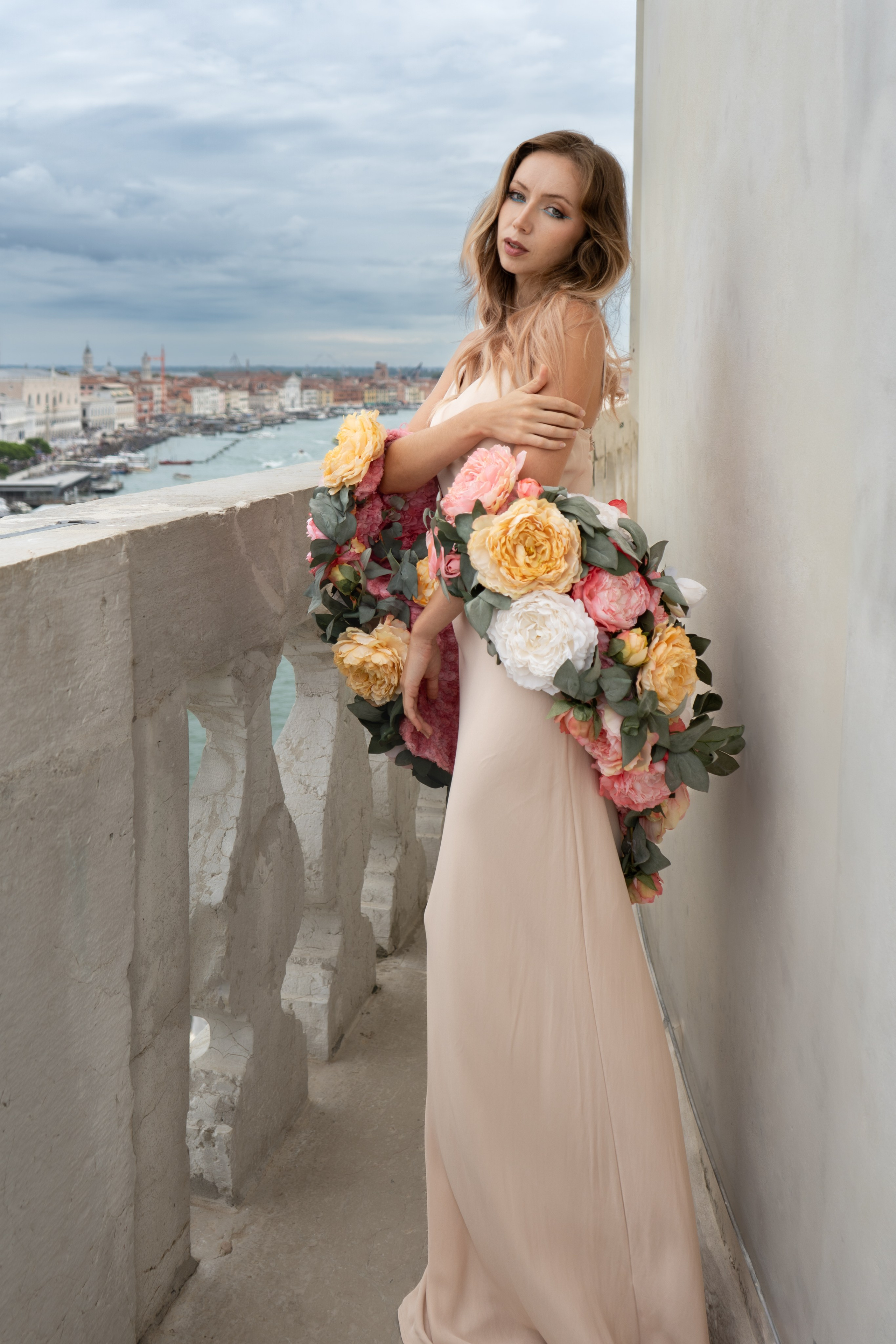  Venice photographer capturing editorial-style portraits for female blogger.