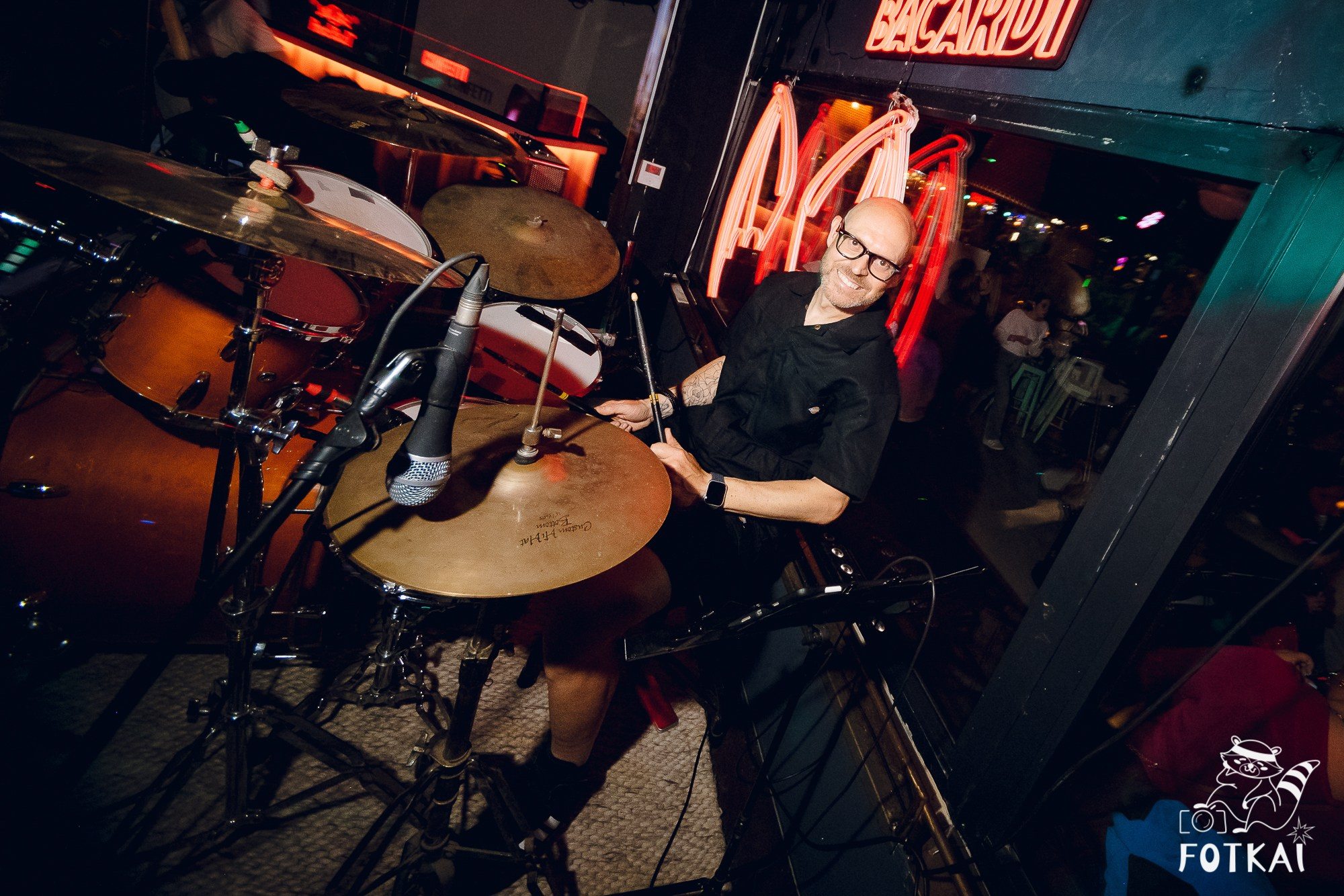 Концерт Delyrio в Confetti Playa Alicante — живое выступление группы, февраль 2026 | FOTKAI