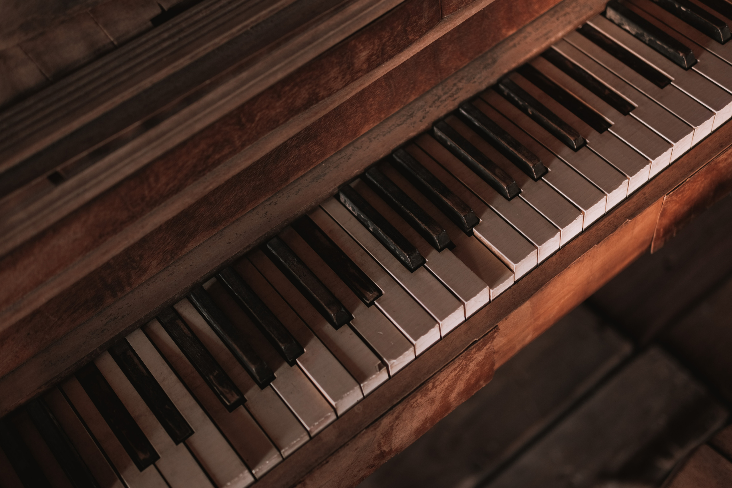 LOVE STORY IN GHOST TOWN. Lens Captures Life