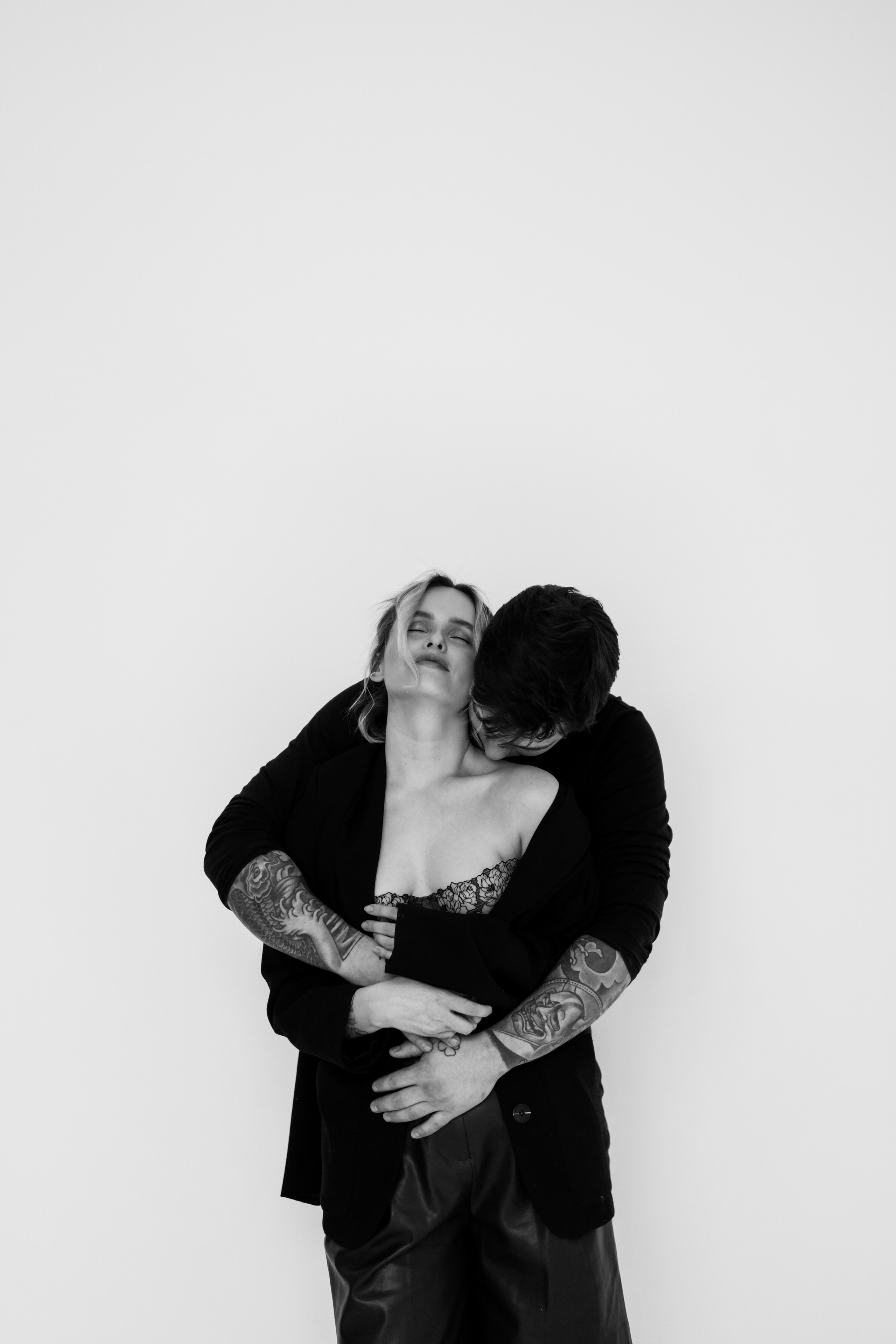 NEWLYWEDS. Lens Captures Life