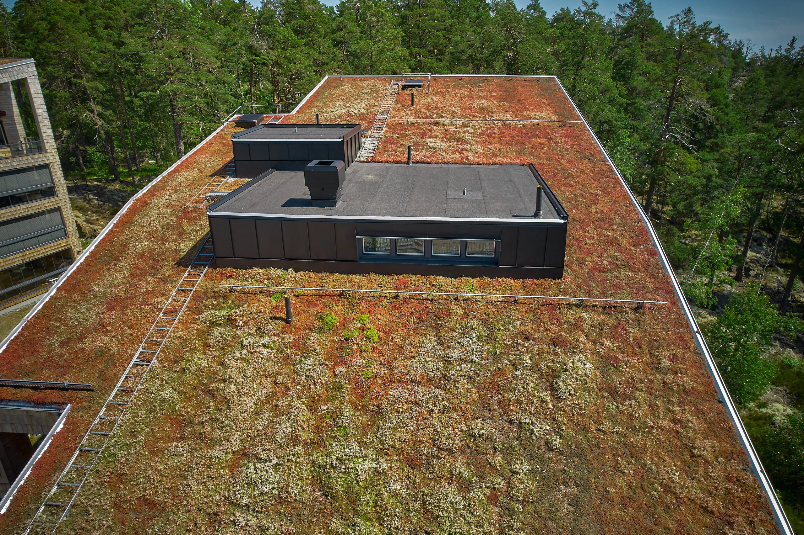 Flygfoto över takkonstruktion – kvalitetssäkring för fastighetsägare.