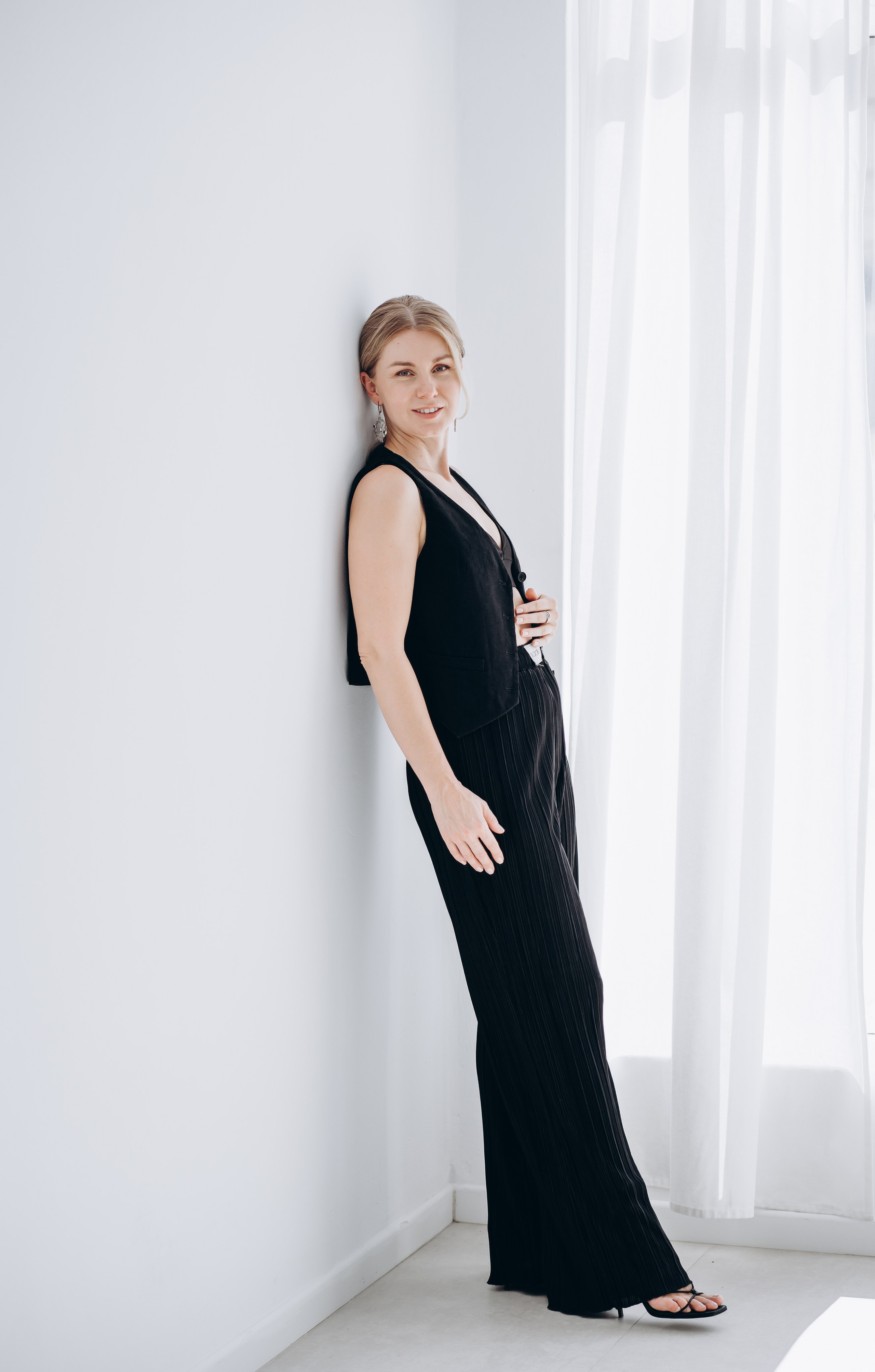 Стильная женская портретная фотосессия в минималистичной студии с естественным освещением в Валенсии, Испания — прекрасное вдохновение для современных и элегантных портретных сессий в Валенсии и по всей Испании.