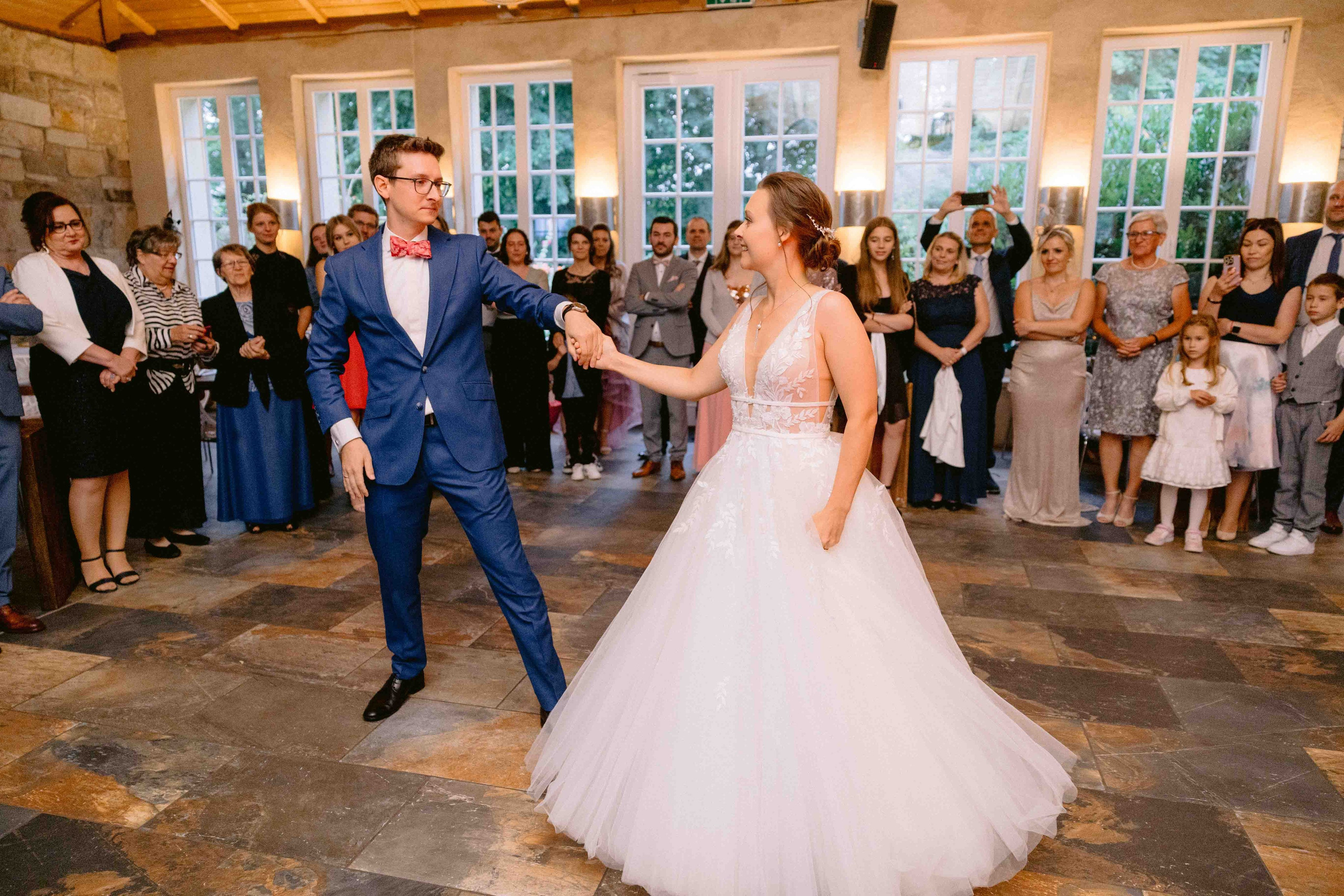 brautpaar tanz bei ihrer hochzeit im schloss von hammerstein