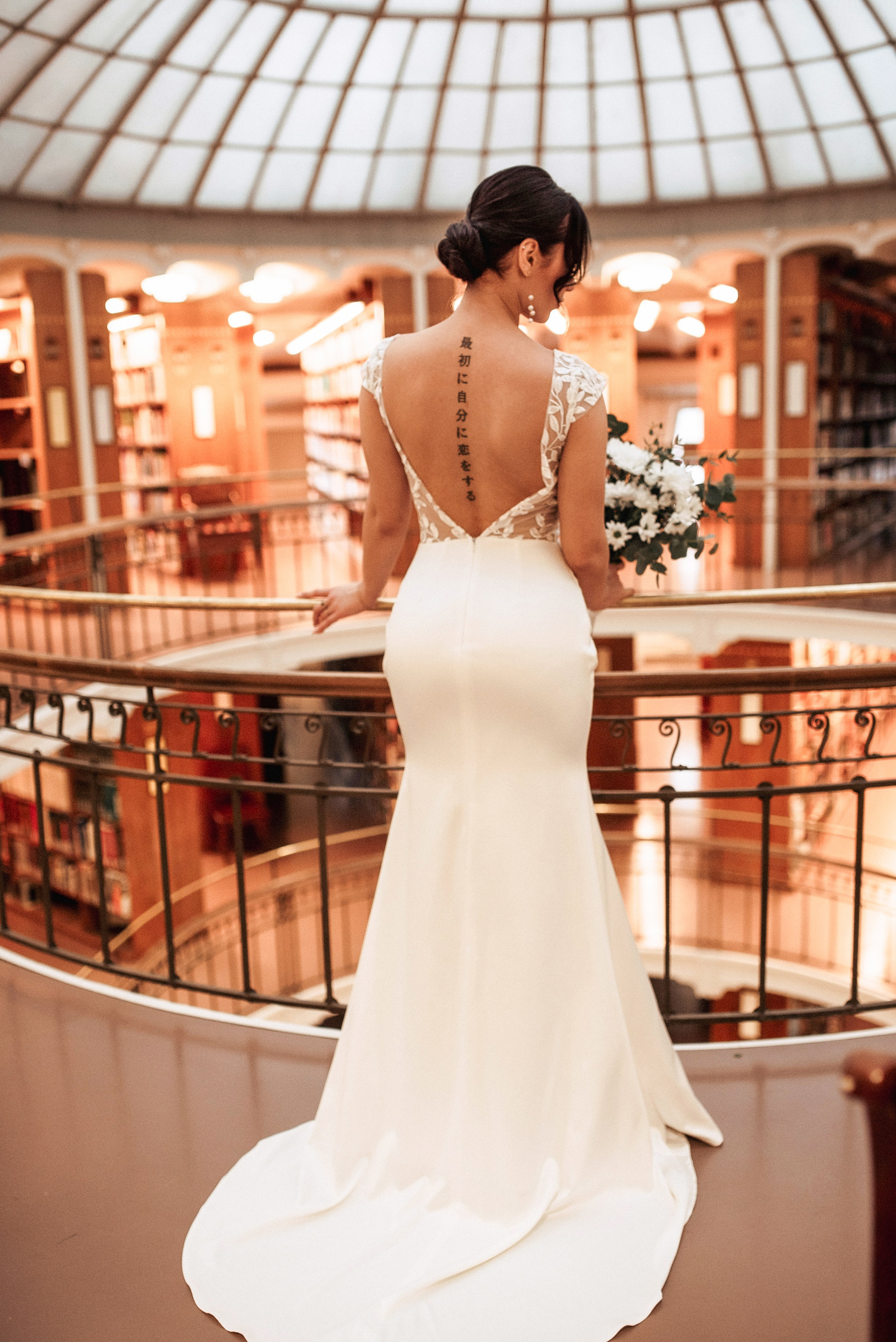 Morsiamen ja sulhasen ensitanssi elegantissa hääpaikassa Helsingissä.