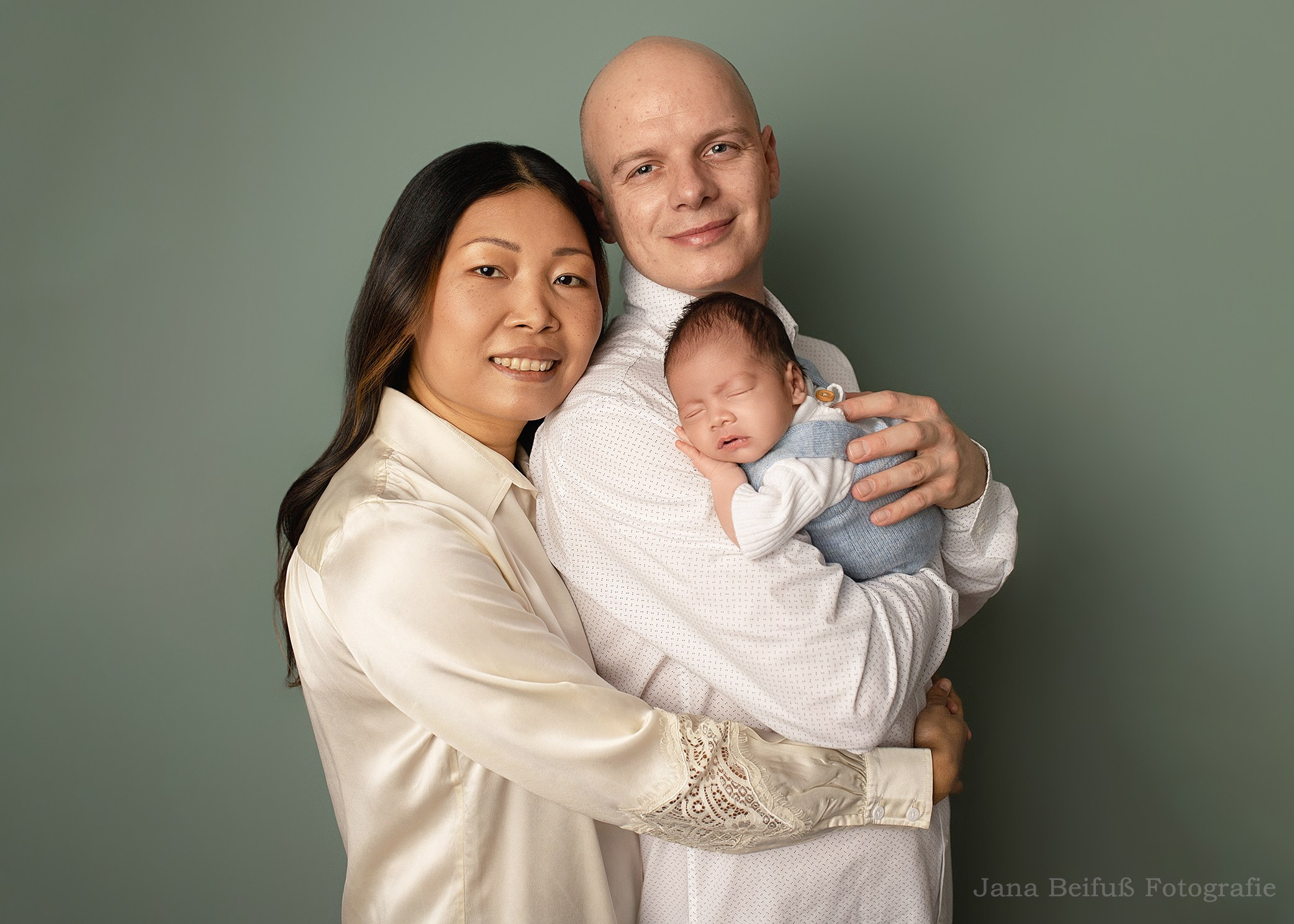 glückliche Eltern mit Neugeborenem - Familienfoto Nähe Erbach - Ulm - Senden - Vöhringen