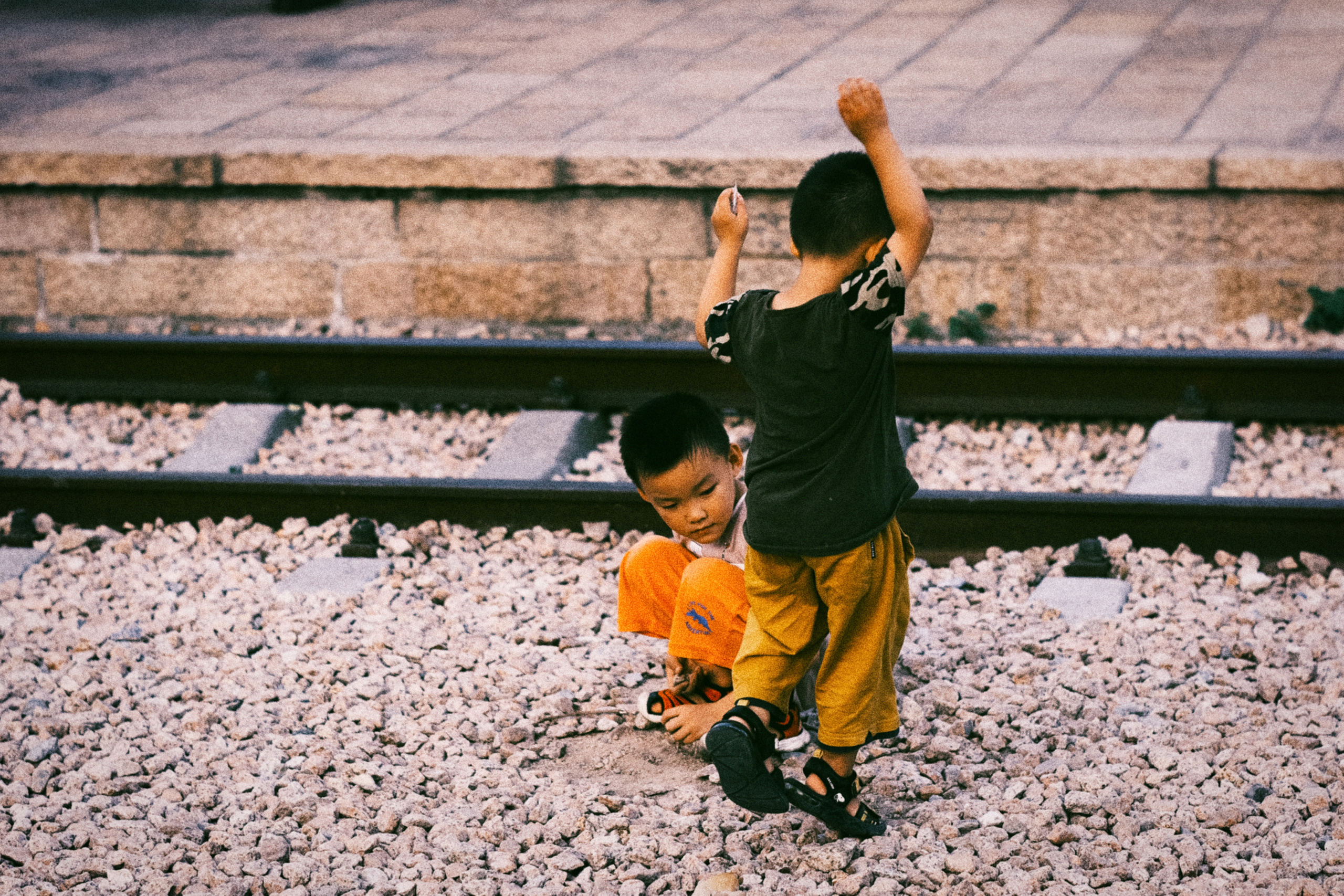 Kids are playing | | Street photography in Shenzhen | China