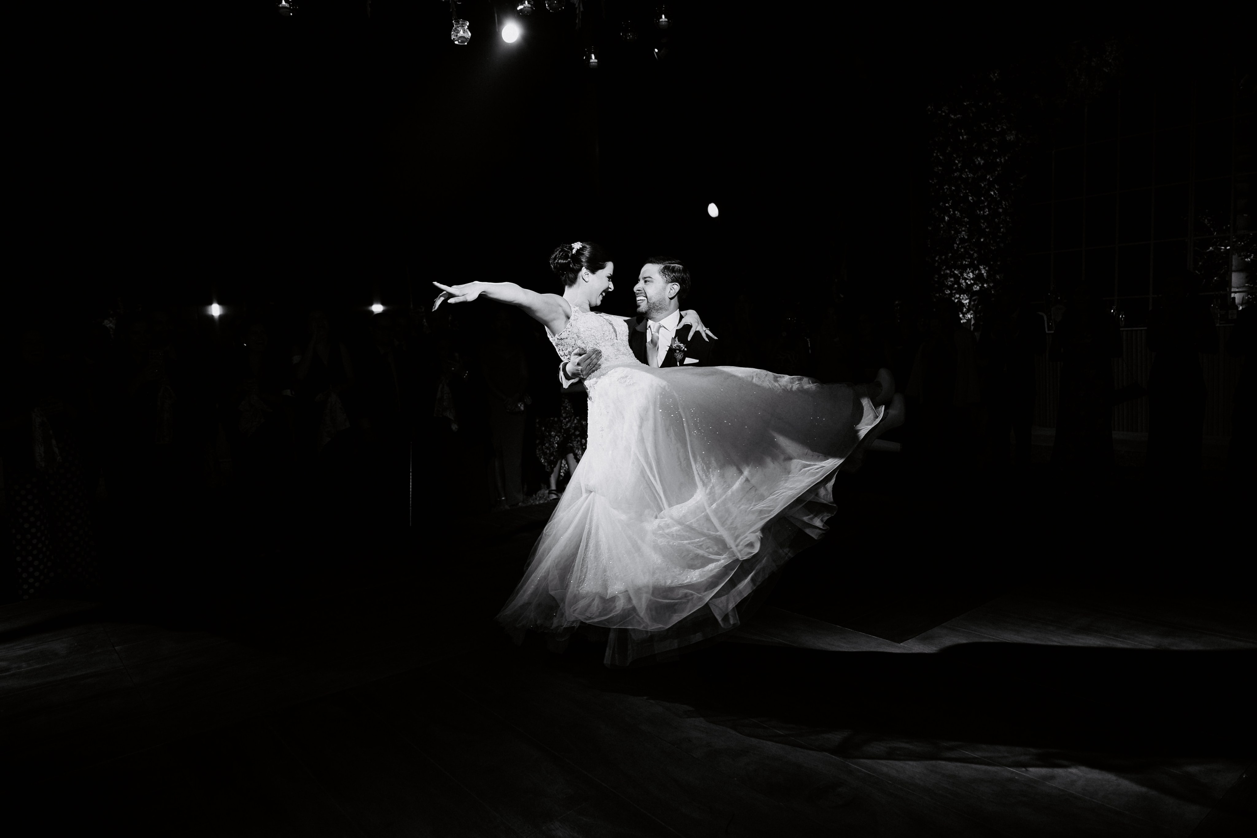 Un vistazo a la fiesta. Fotógrafo de Bodas en Lima | Ronhy Altamirano. Fotografía narrativa y cinematográfica para bodas, quinceañeras y eventos exclusivos