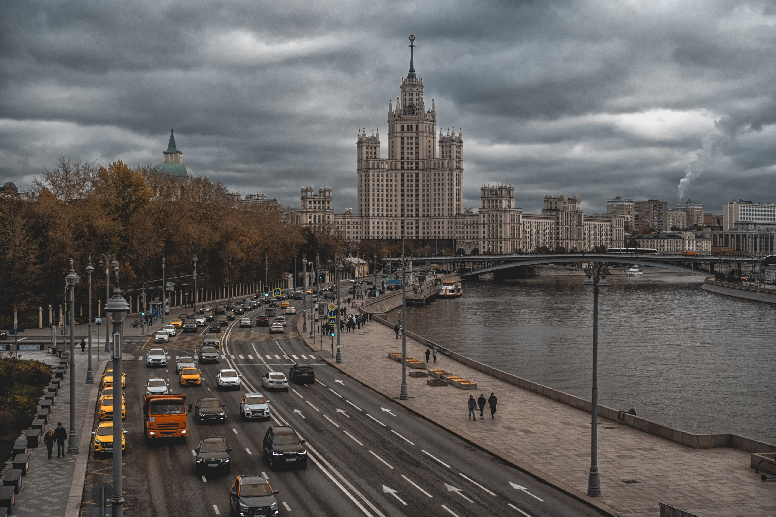 Moscou, une promenade vers Parc « Zaryadye » longeant Moskva-Reka. Photographe sur Cote d’Azur. Portraits de familles, couples, enfants, événements