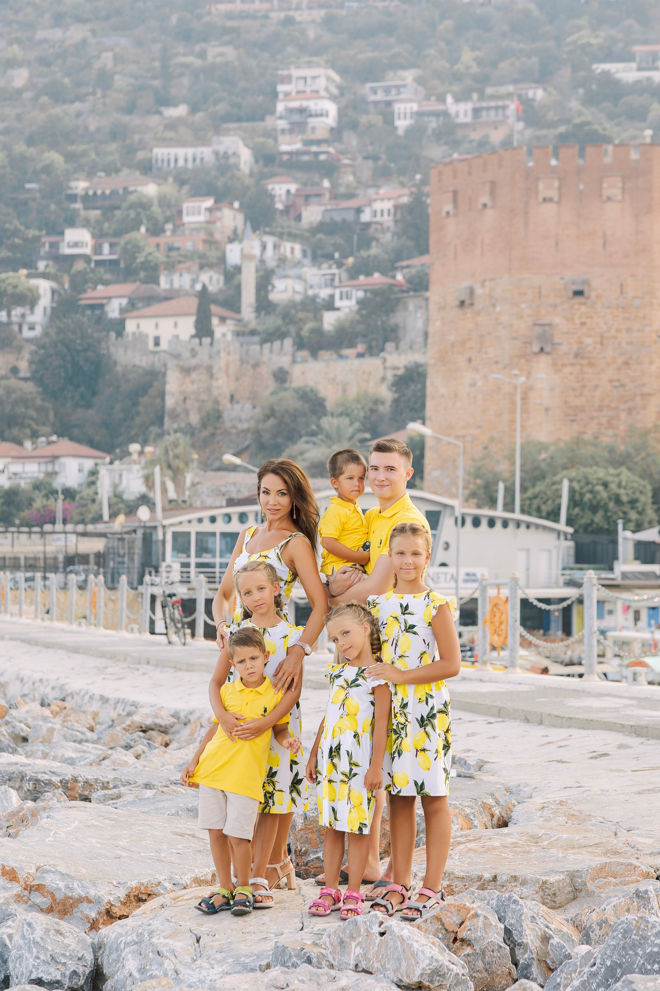 Фотограф в Алания. Фотосессия для большой и нарядной семьи в порту Аланьи.Семейная съемка в порту. Морская прогулка для всей семьи. Фотограф в Алании в Турции, Аланья, Сиде, Белек, Анталия, Кемер, Конаклы, Окурджалар. Фотосъемки в Алании. Фотосессия в Алания.Алсу Девели