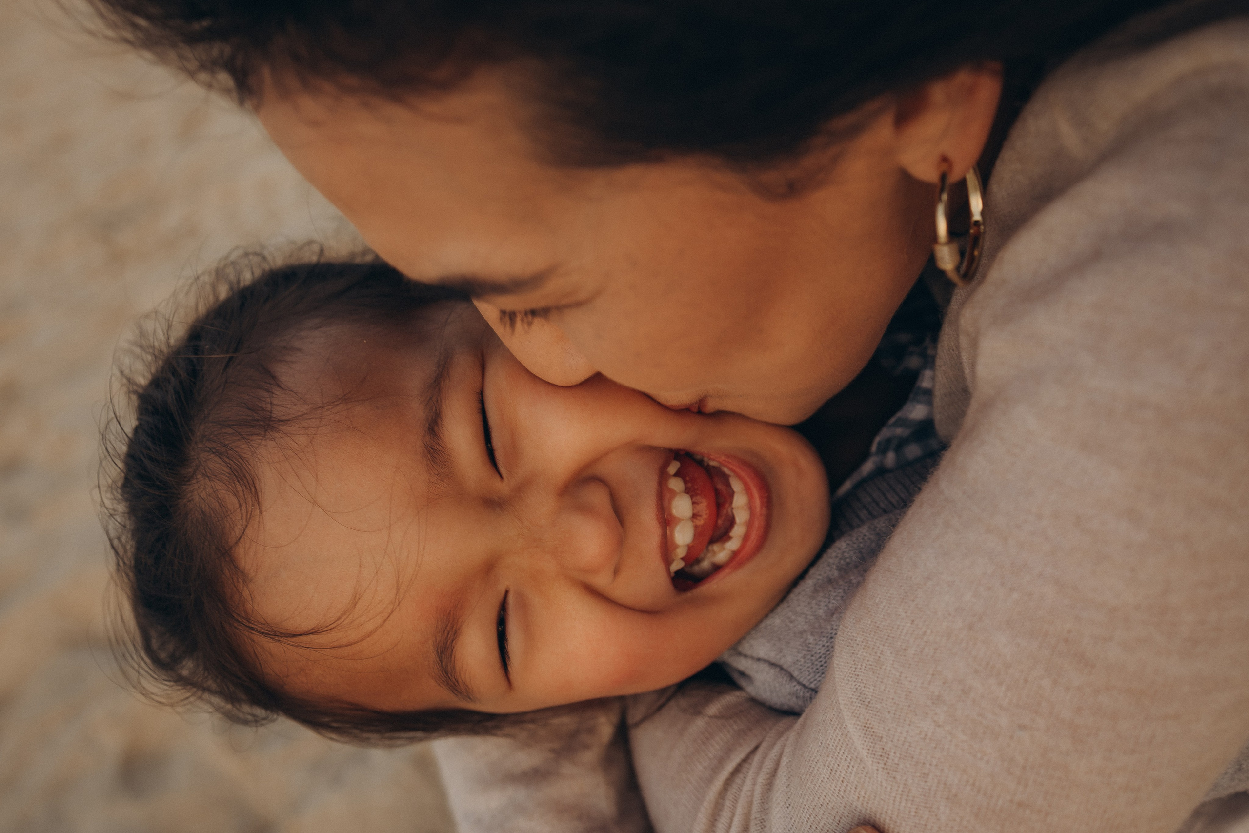 Mother’s love. Фотограф родов, семей и новорожденных малышей в Дубае