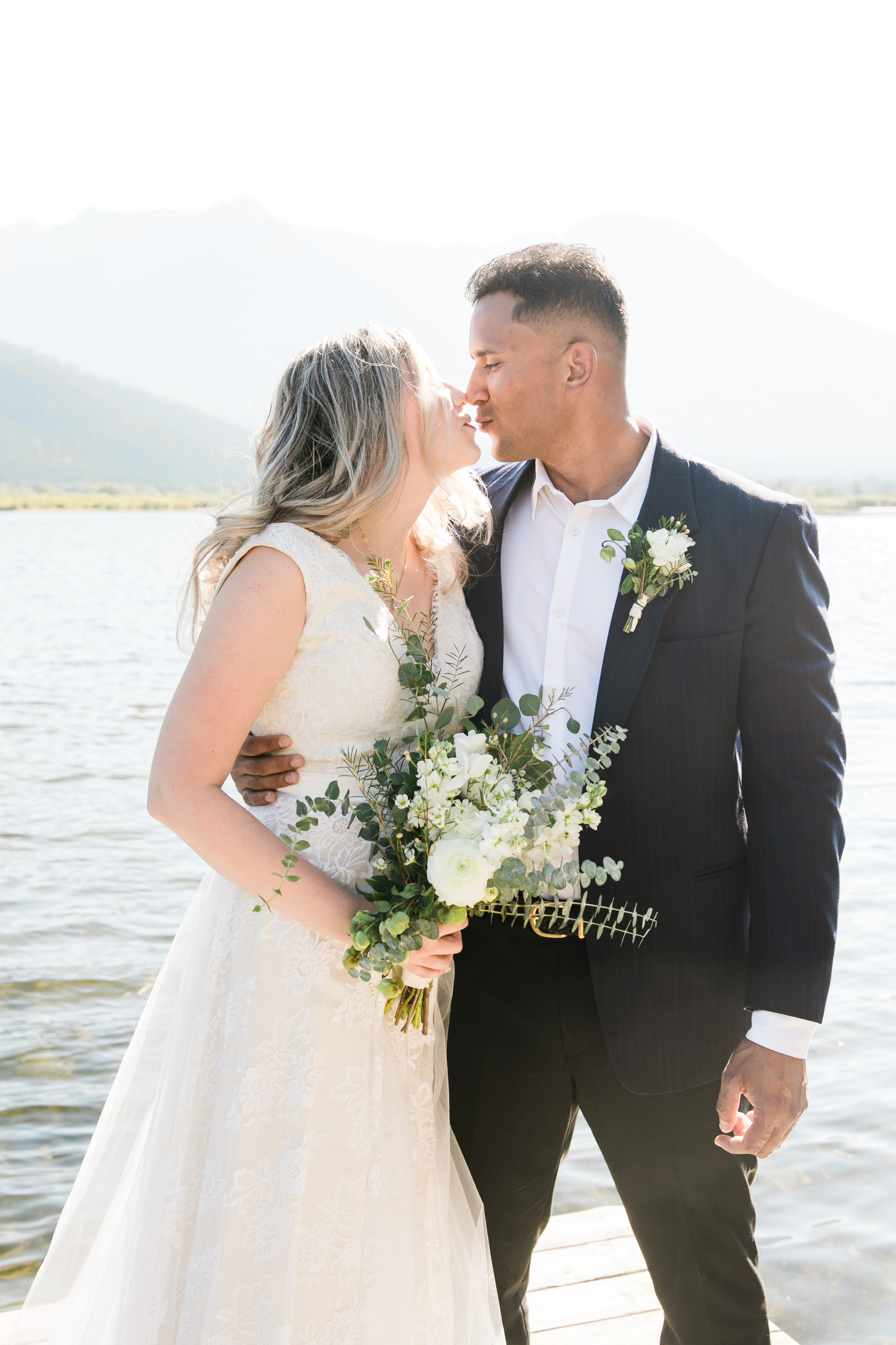 Dakota & Jarrett Wedding — Vermilion Lakes. Fotografía accesible en Calgary
