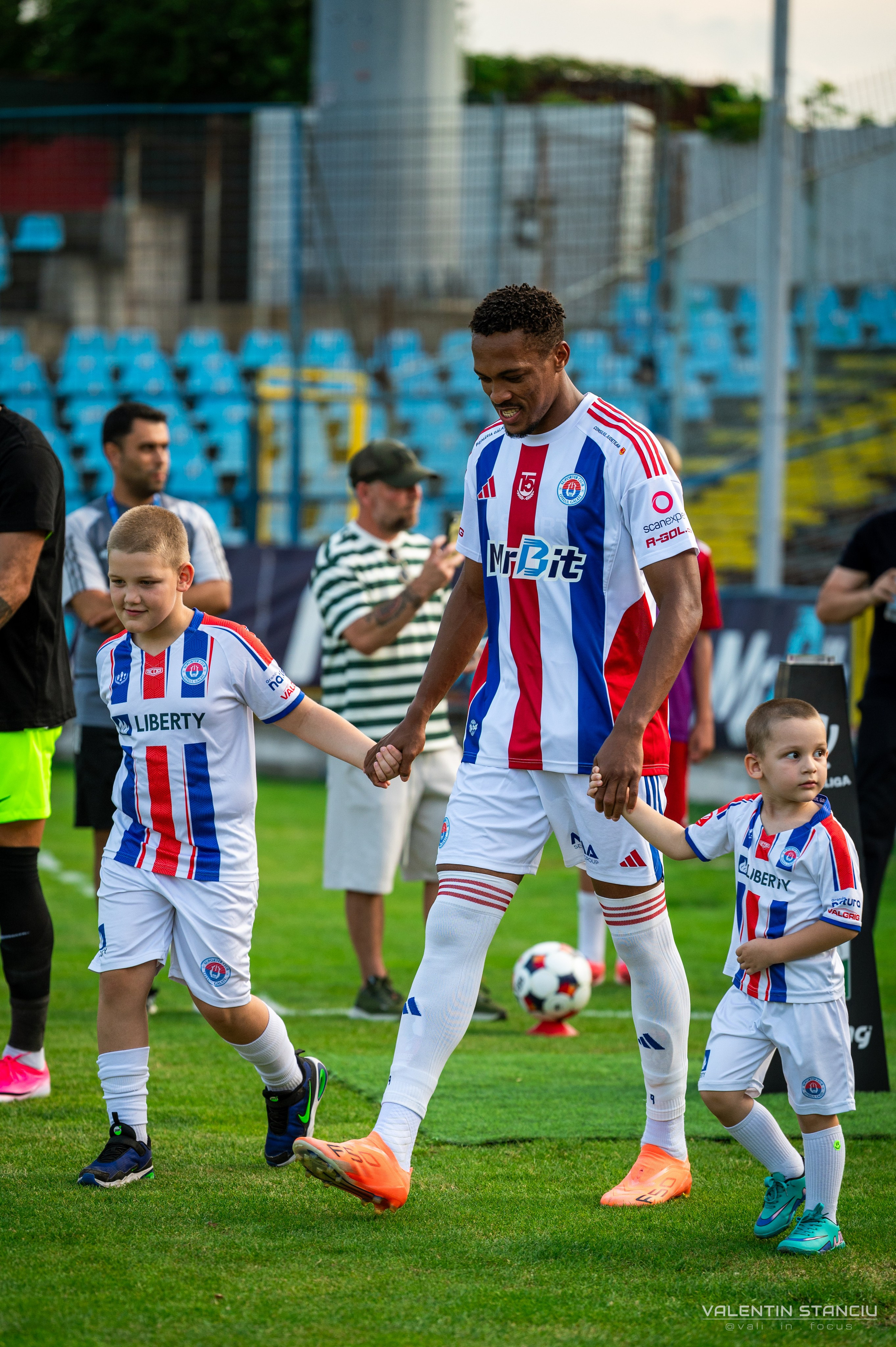 Otelul Galati — CFR Cluj. Fotograf de Sport, Portret, Produs, Corporate, Cultural și Evenimente în Galați | Valentin Stanciu