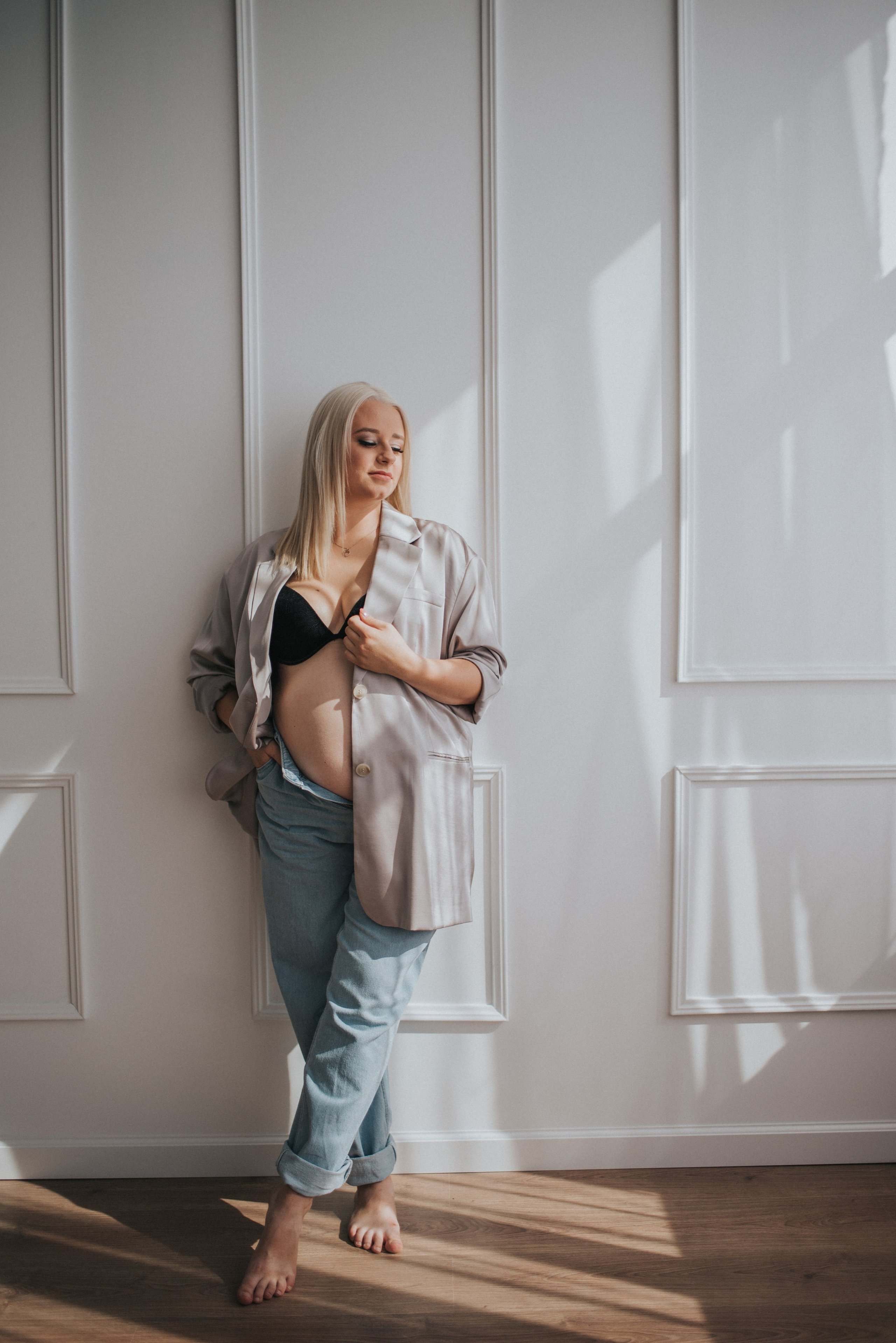 Fotosesijos studijoje. Aukse Stravi fotografė