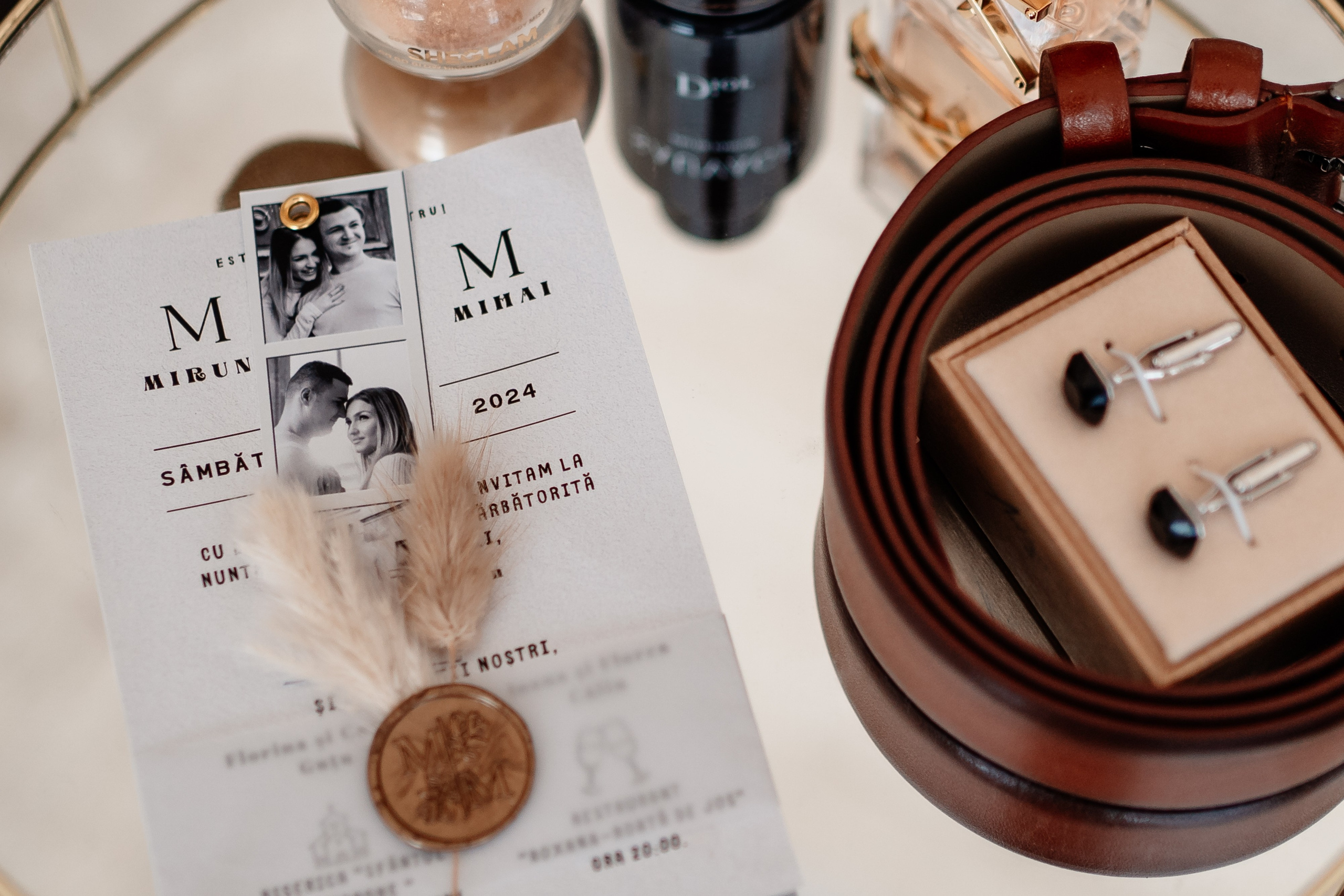 Moment emoționant între miri în ziua nunții, surprins într-un cadru natural și romantic, la Bolintin-Vale. Fotografie de nuntă profesională, editată artistic pentru a evidenția emoția și eleganța evenimentului.